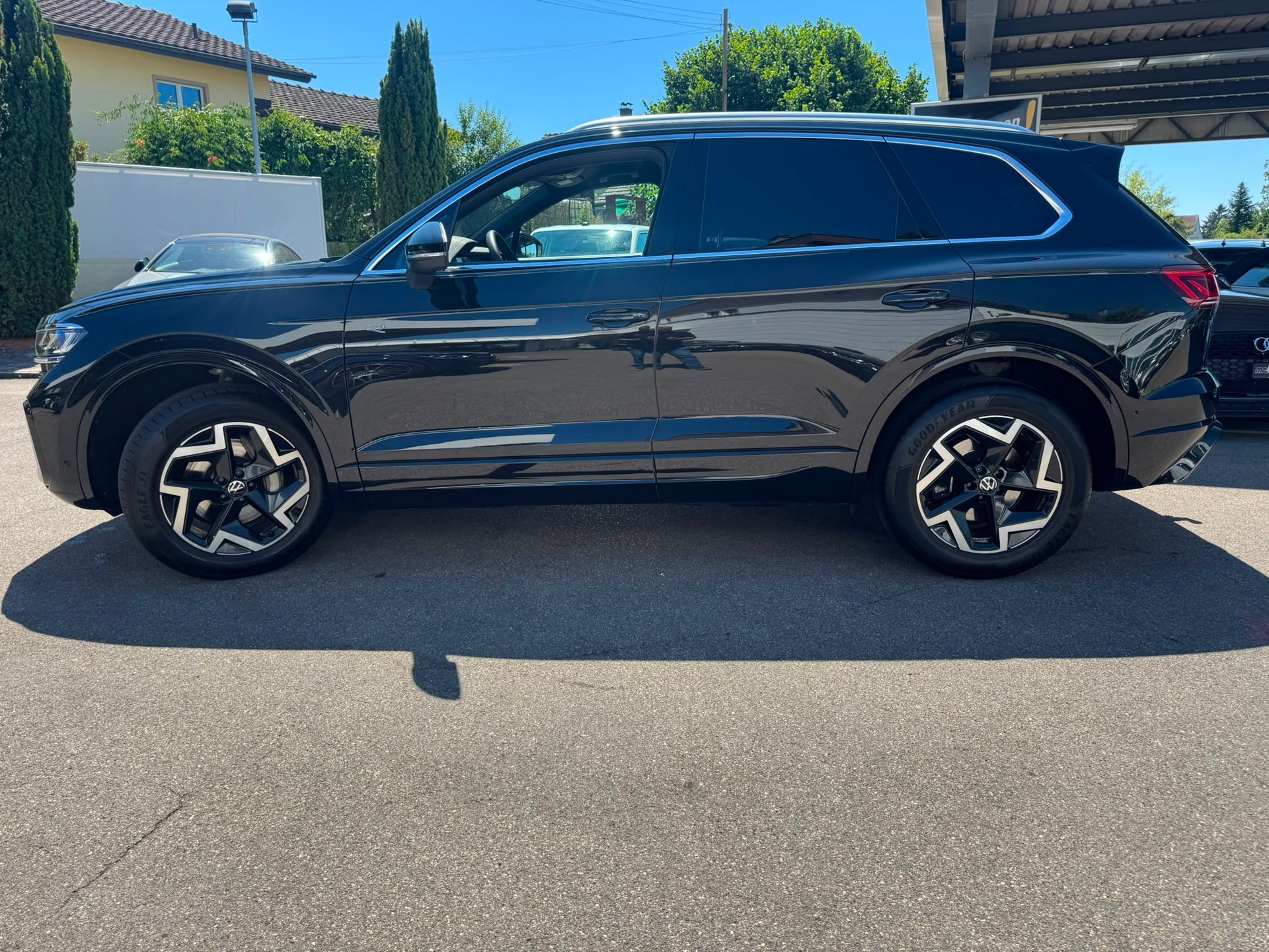 VW Touareg 3.0 TDI R-Line Tiptronic-image-2