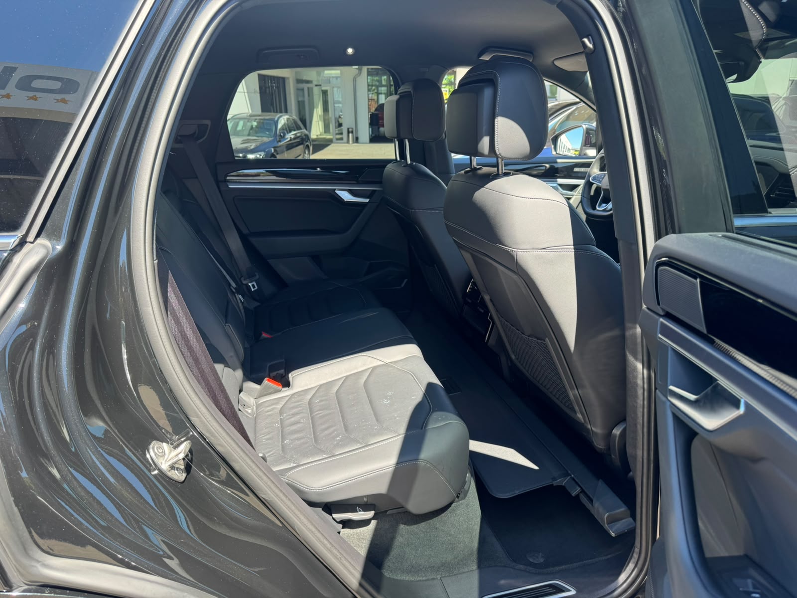 VW Touareg 3.0 TDI R-Line Tiptronic-image-14