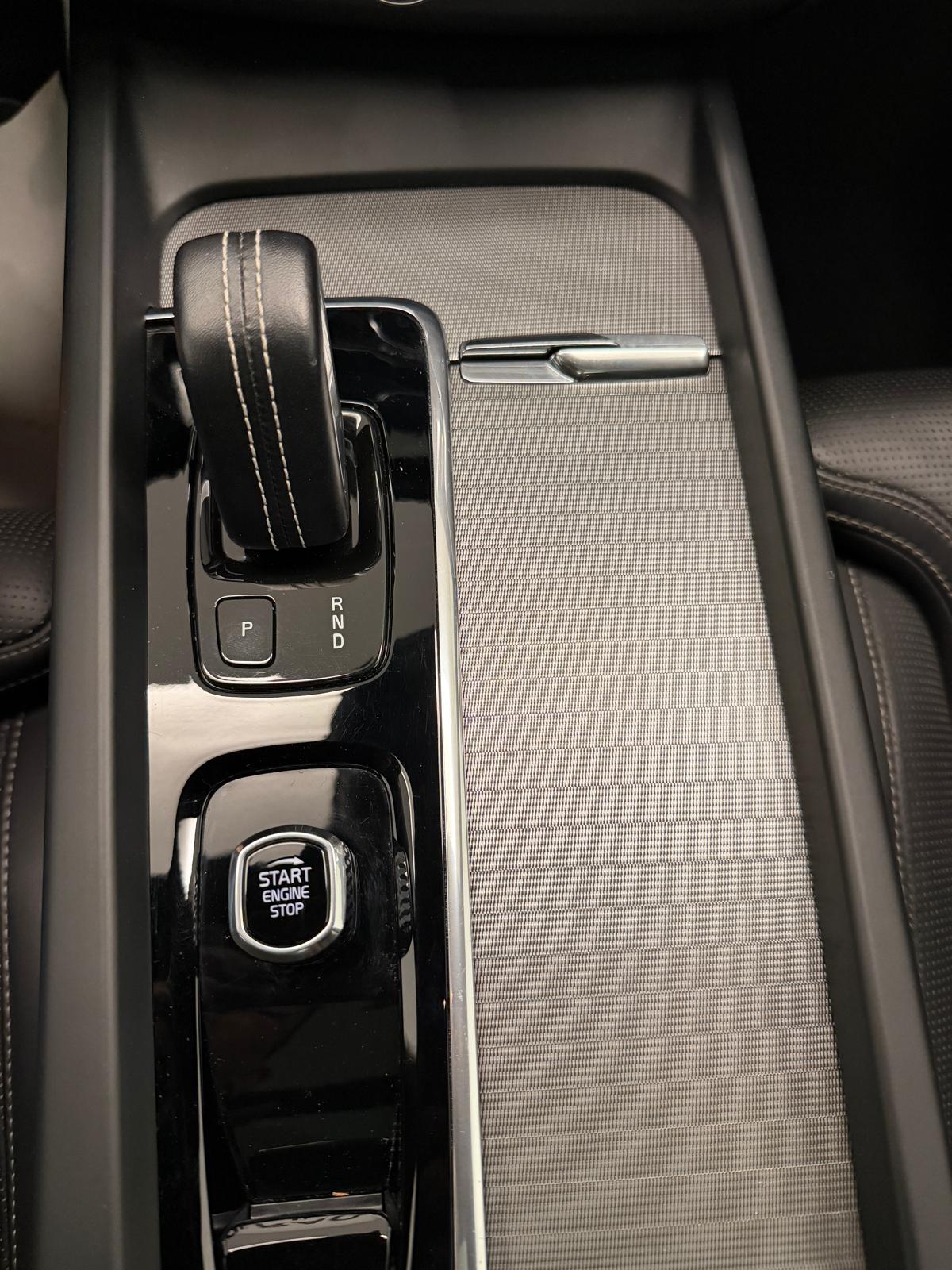 VOLVO XC60 2.0 T8 TE R-Design eAWD-image-23
