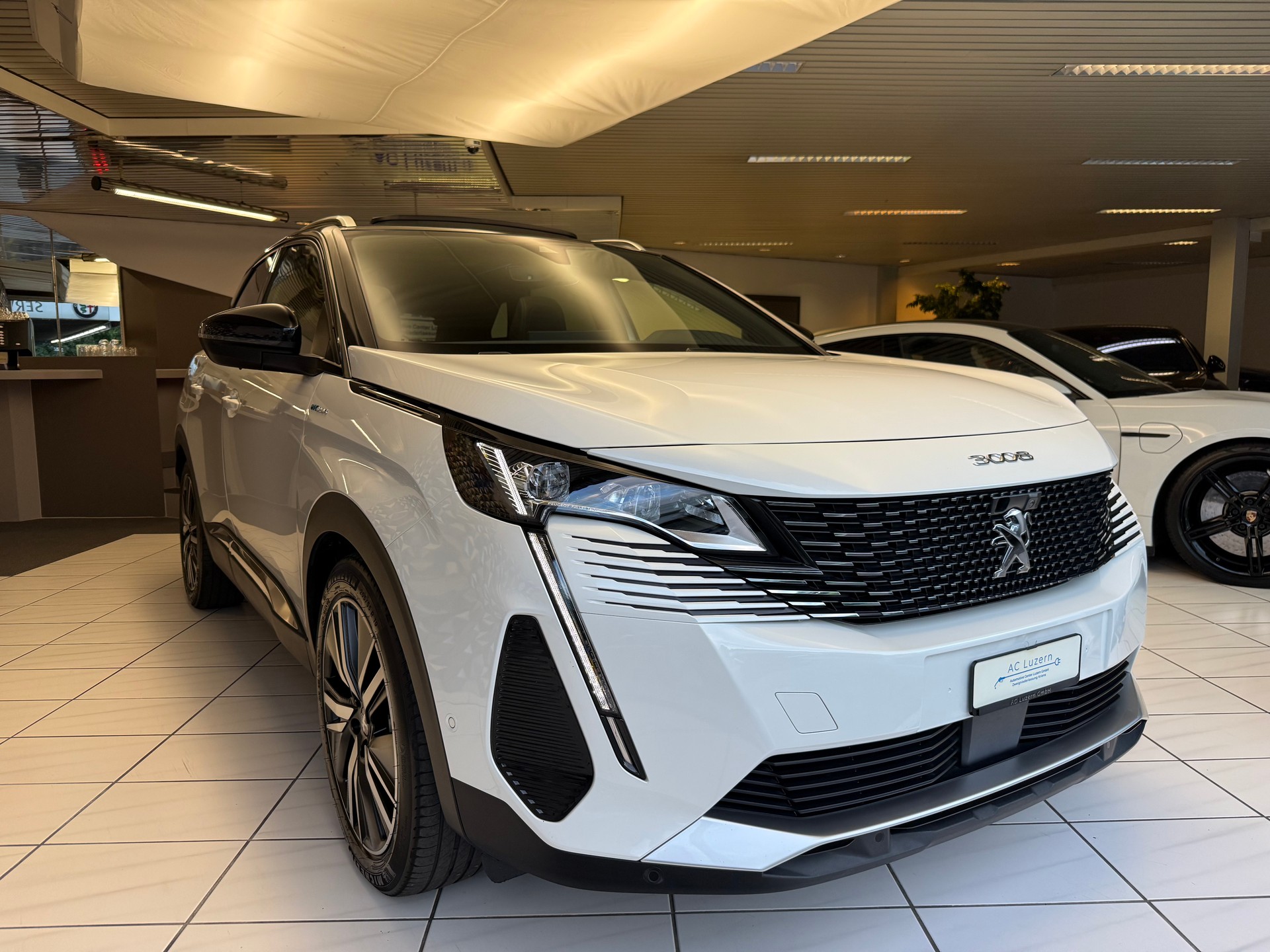 PEUGEOT 3008 300e Hybrid4 GT Pack EAT8-image-3
