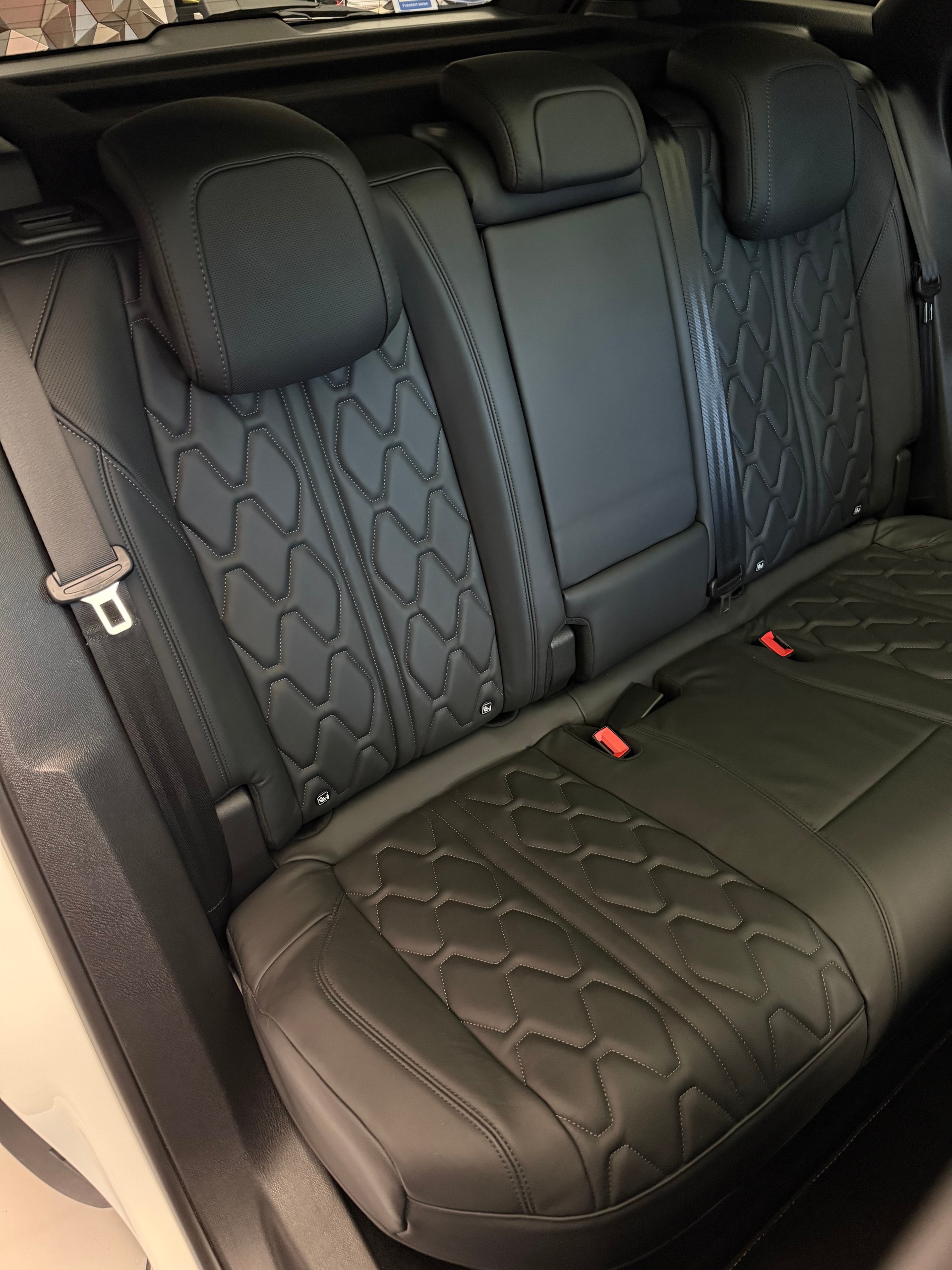 PEUGEOT 3008 300e Hybrid4 GT Pack EAT8-image-12
