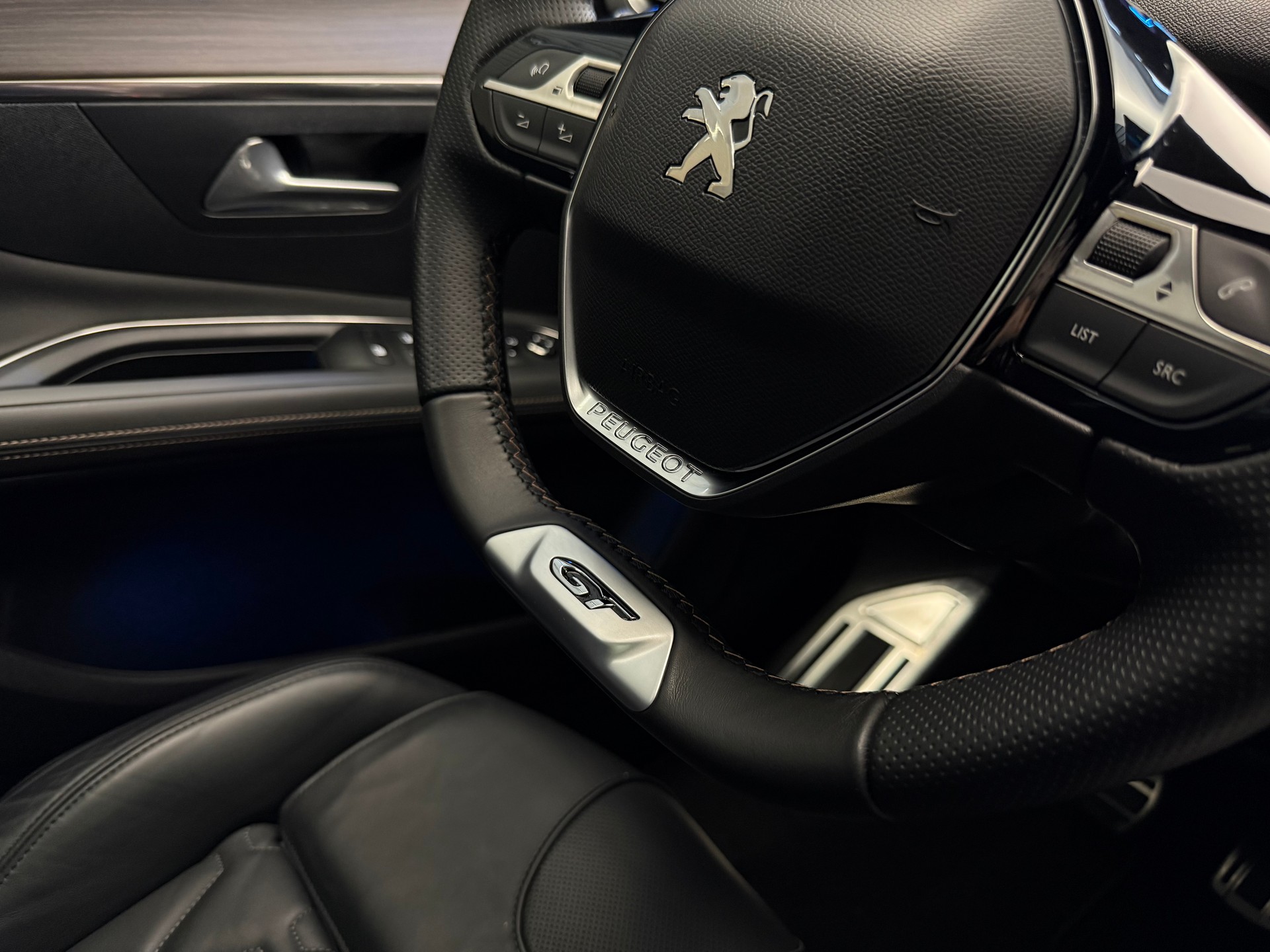 PEUGEOT 3008 300e Hybrid4 GT Pack EAT8-image-16