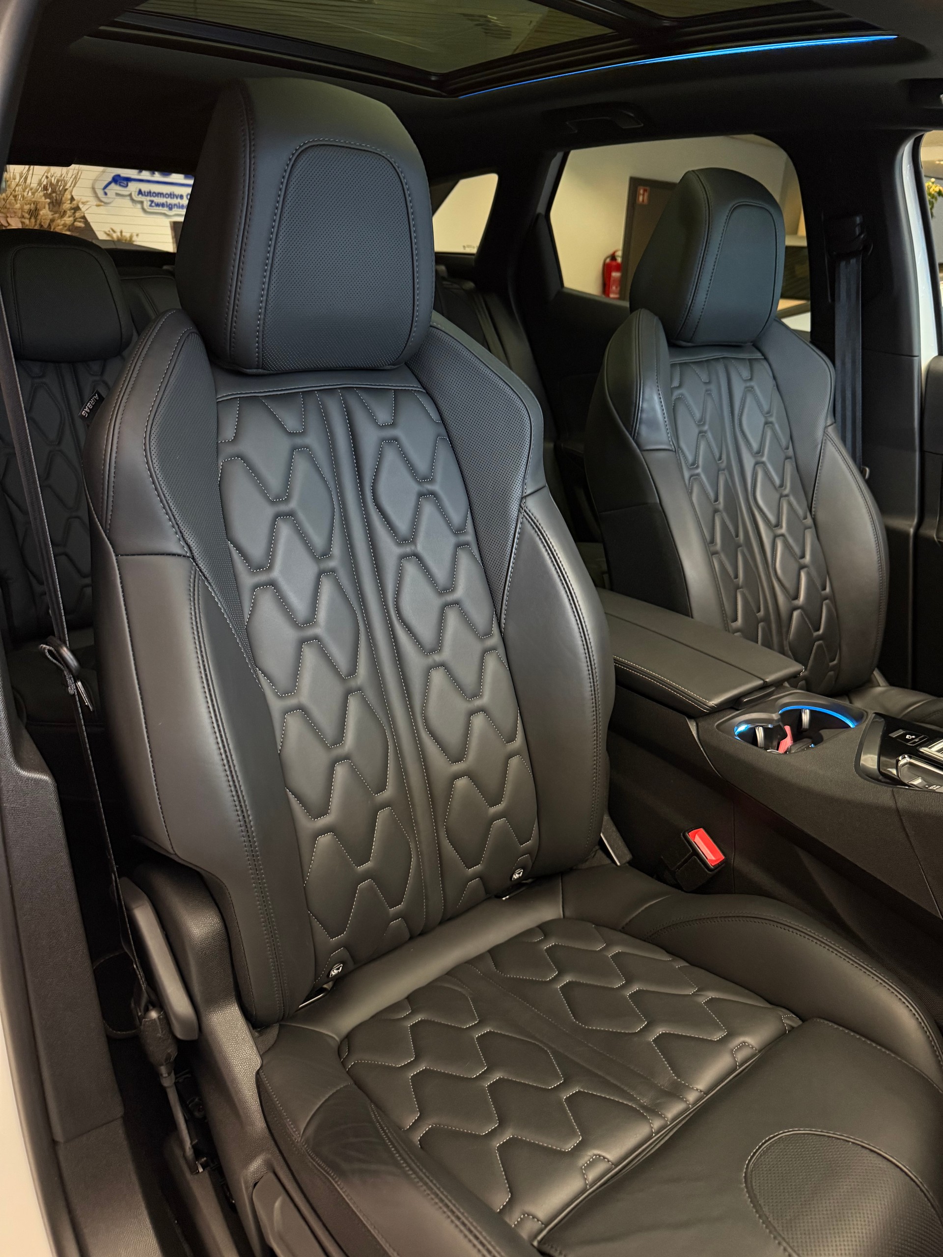 PEUGEOT 3008 300e Hybrid4 GT Pack EAT8-image-14