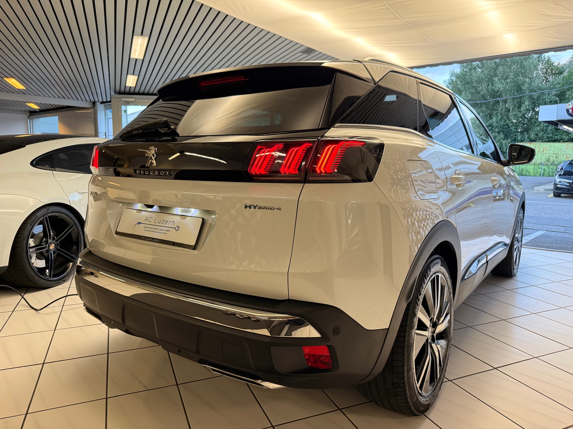 PEUGEOT 3008 300e Hybrid4 GT Pack EAT8-image-2