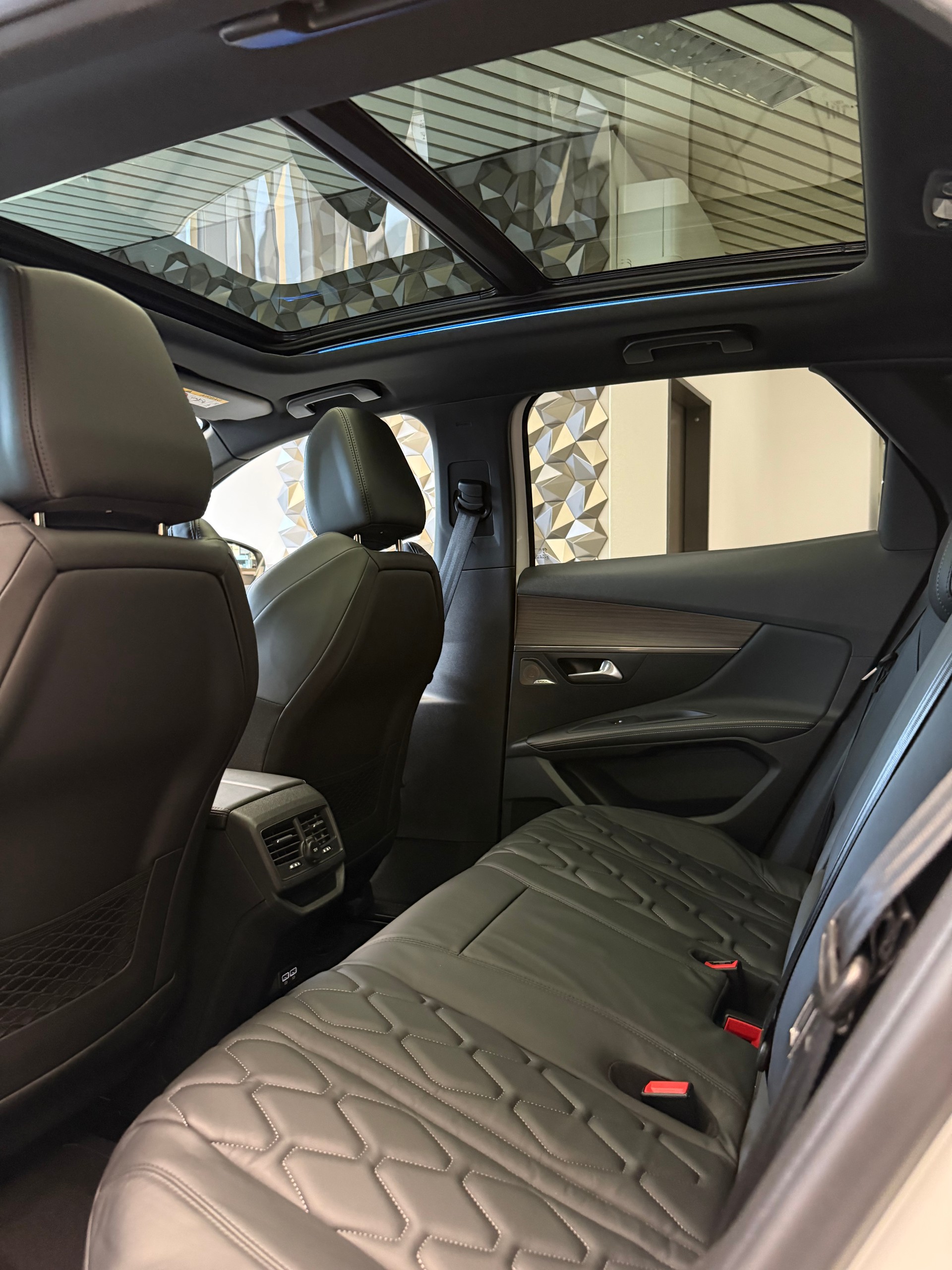 PEUGEOT 3008 300e Hybrid4 GT Pack EAT8-image-10