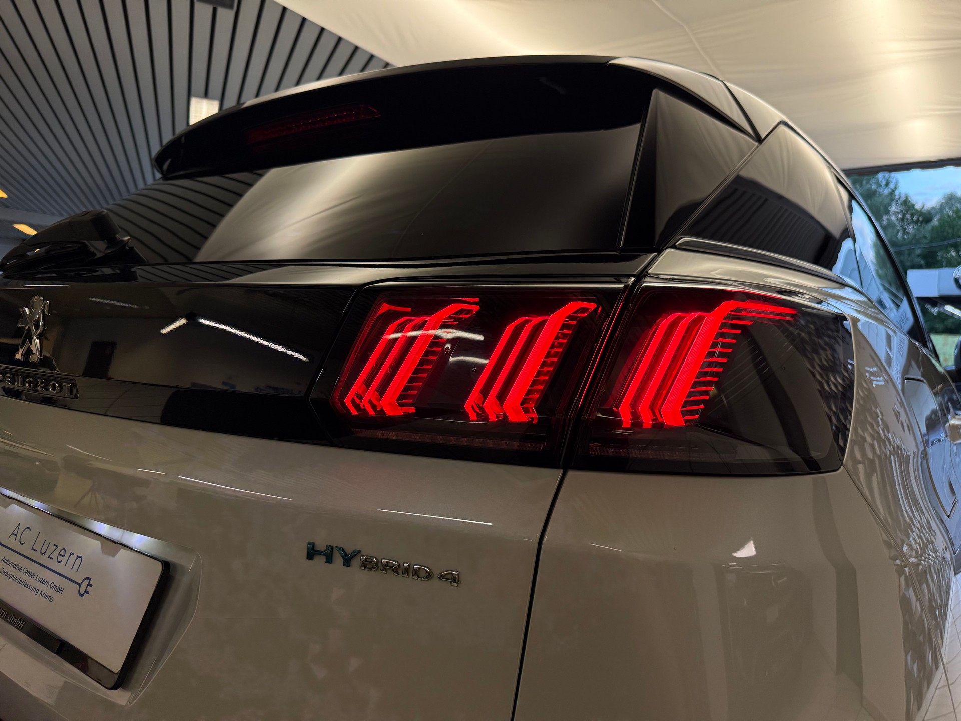 PEUGEOT 3008 300e Hybrid4 GT Pack EAT8-image-24