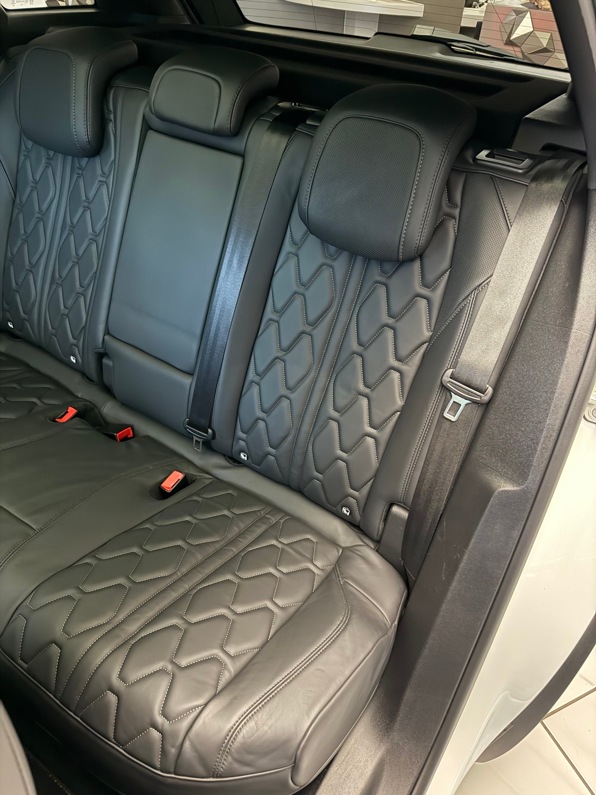 PEUGEOT 3008 300e Hybrid4 GT Pack EAT8-image-8