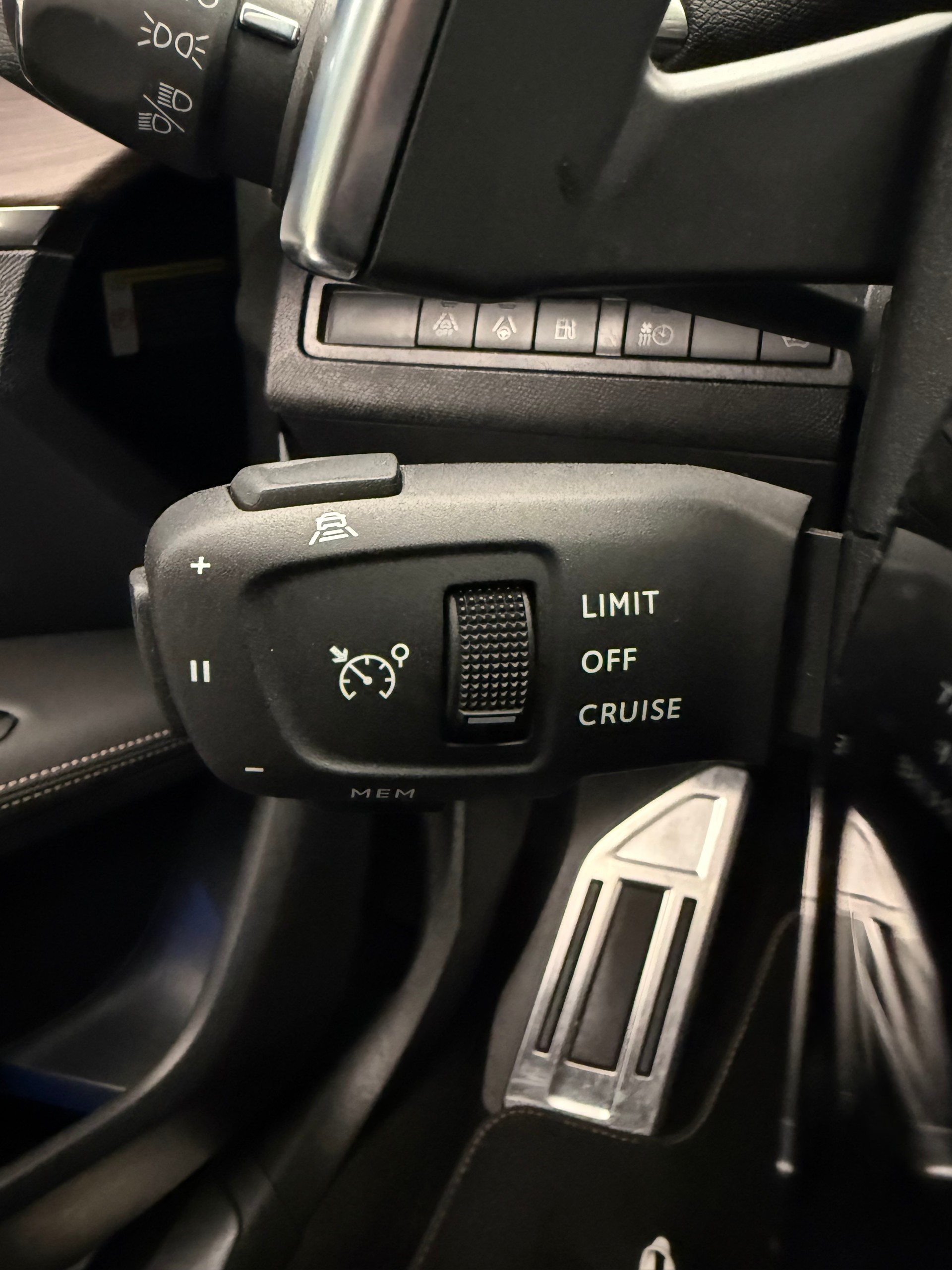 PEUGEOT 3008 300e Hybrid4 GT Pack EAT8-image-17
