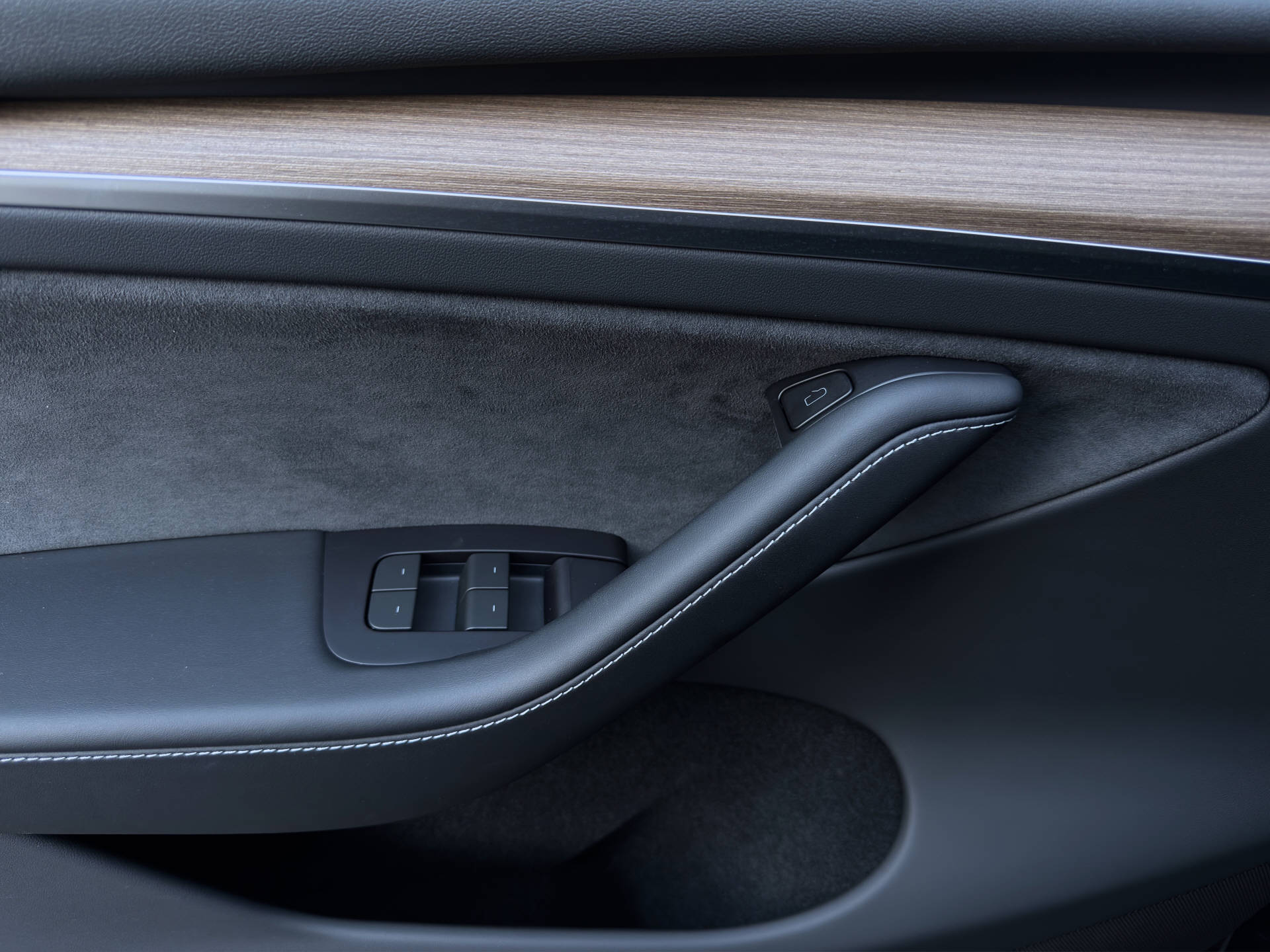 TESLA Model Y Long Range Dual Motor-image-10