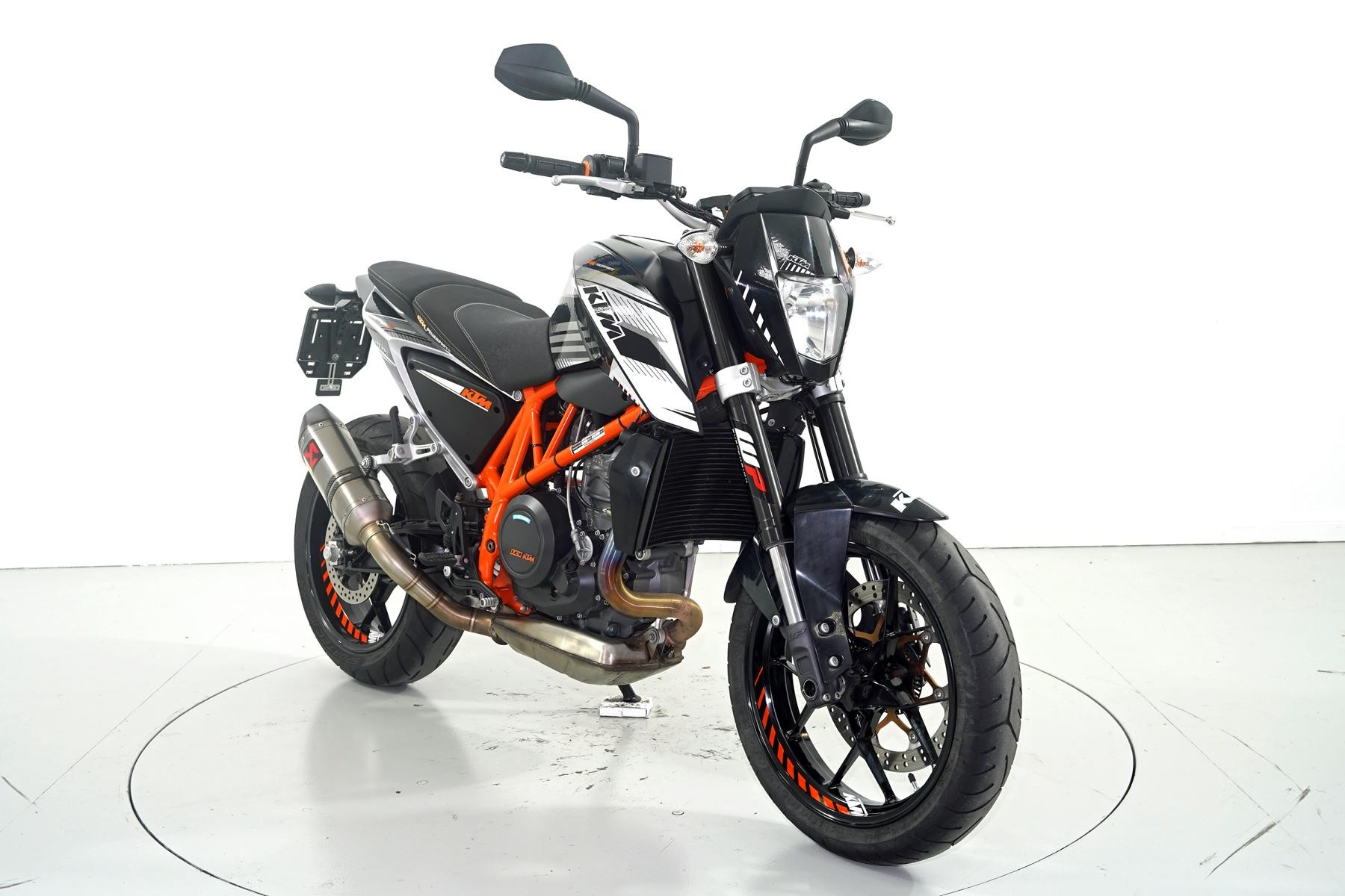 KTM Duke 690 ABS-showroom-element-1