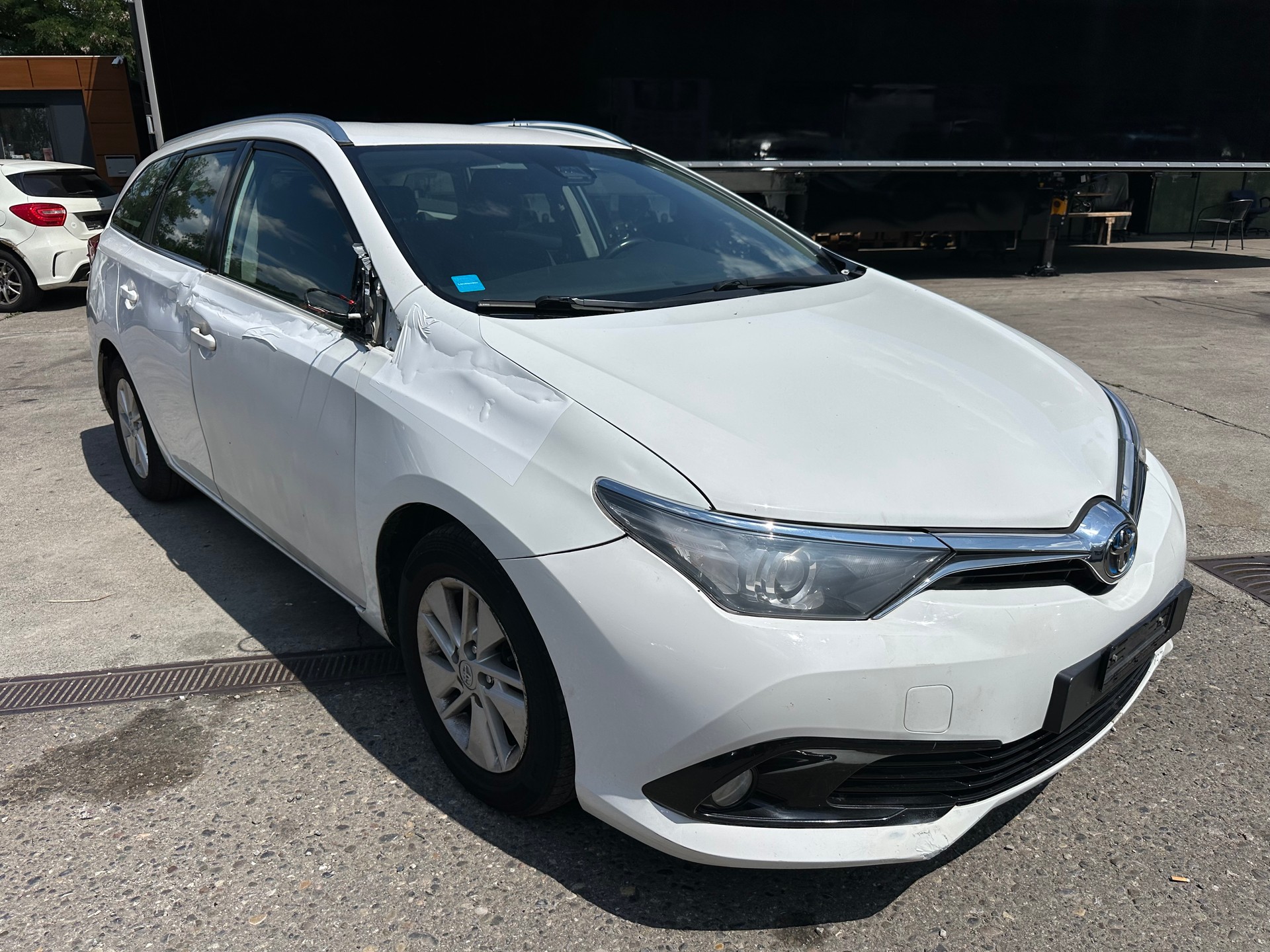 TOYOTA Auris Touring Sports 1.8 HSD Luna e-CVT-image-1