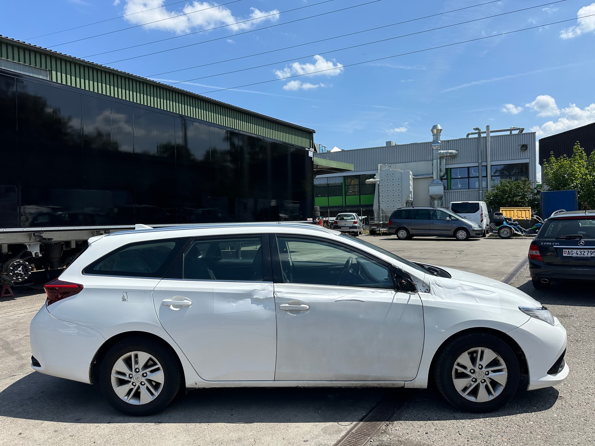 TOYOTA Auris Touring Sports 1.8 HSD Luna e-CVT-image-2