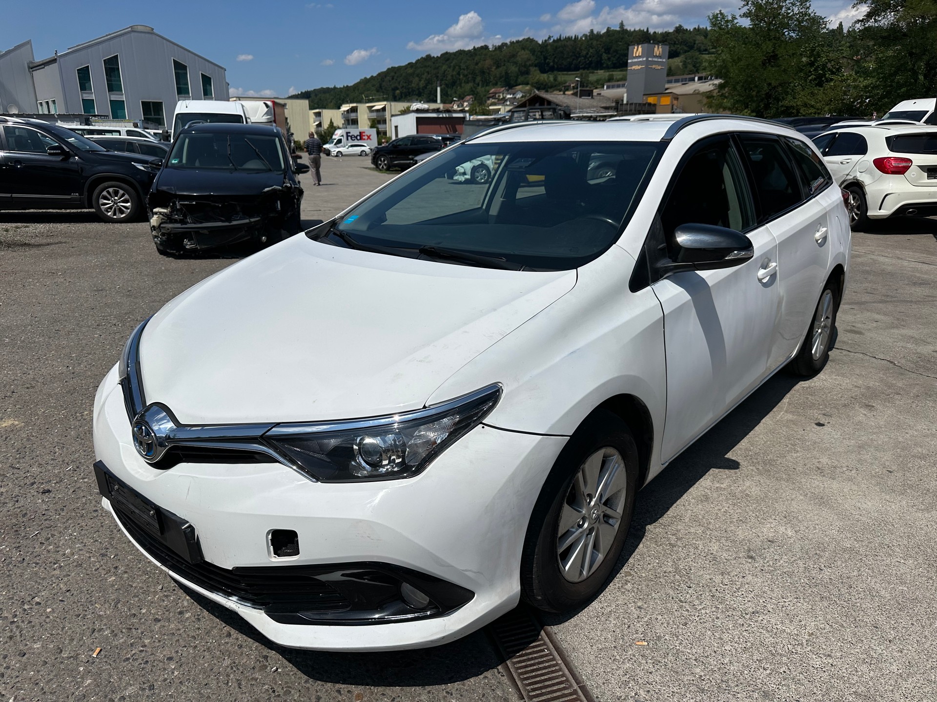 TOYOTA Auris Touring Sports 1.8 HSD Luna e-CVT-image-9