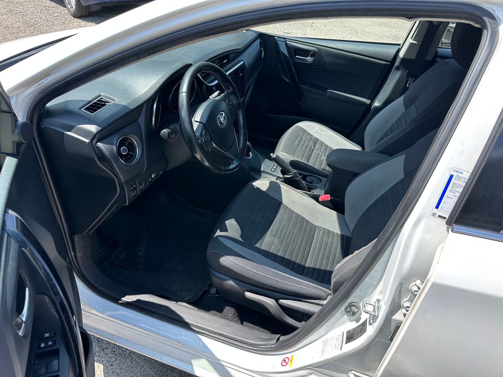 TOYOTA Auris Touring Sports 1.8 HSD Luna e-CVT-image-8