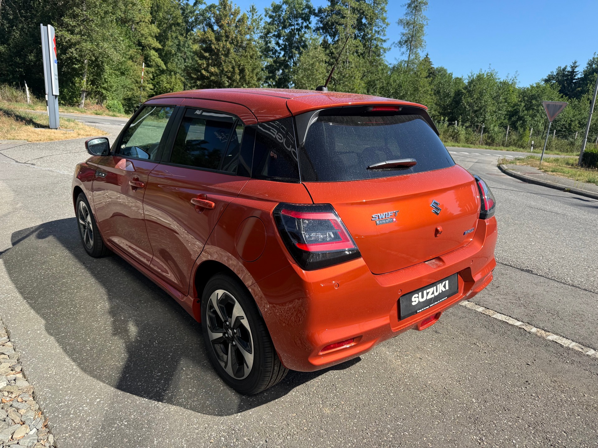 SUZUKI Swift 1.2 Sakura Top Hybrid CVT-image-3