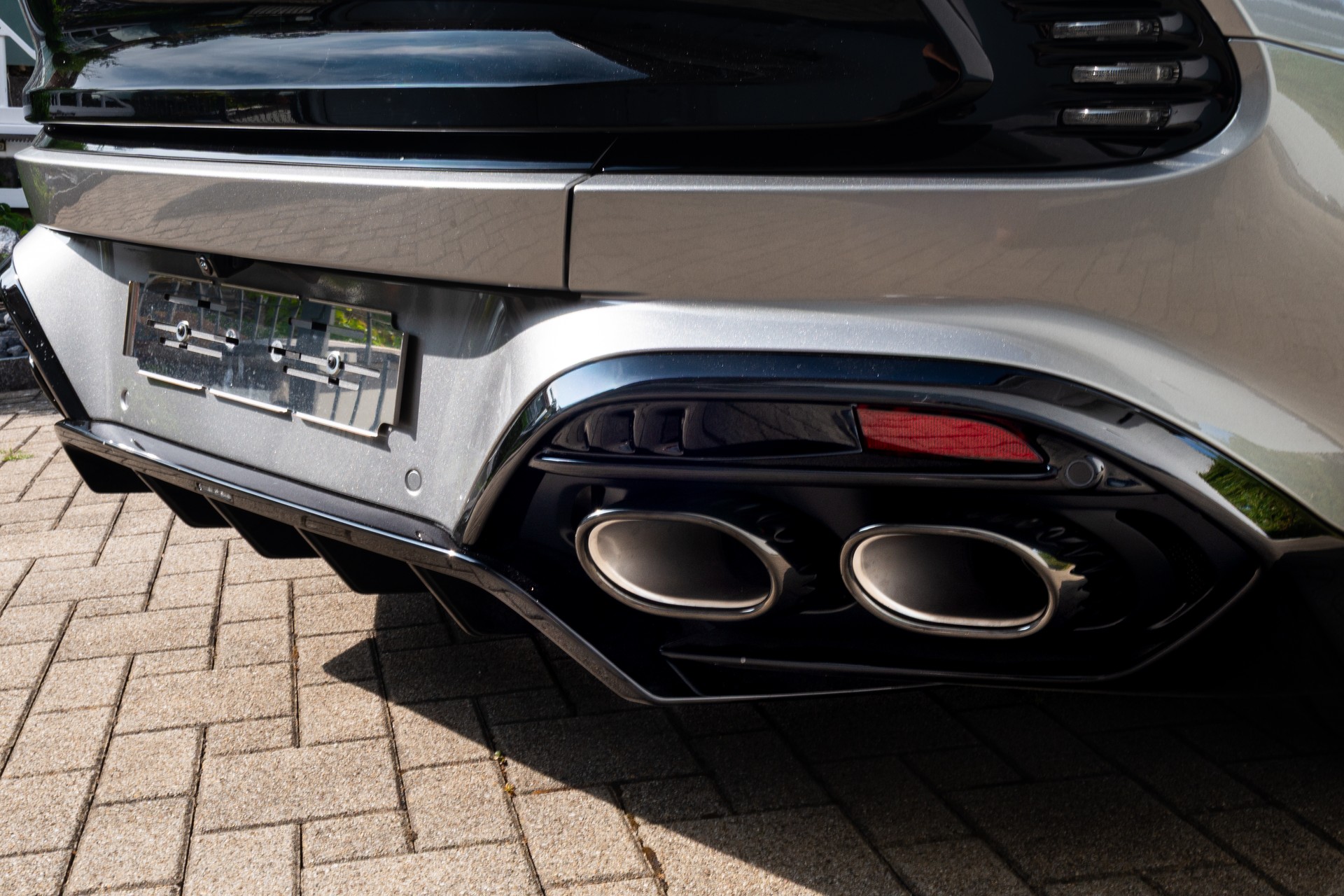 ASTON MARTIN 5.2 V12 Bi-Turbo-image-3