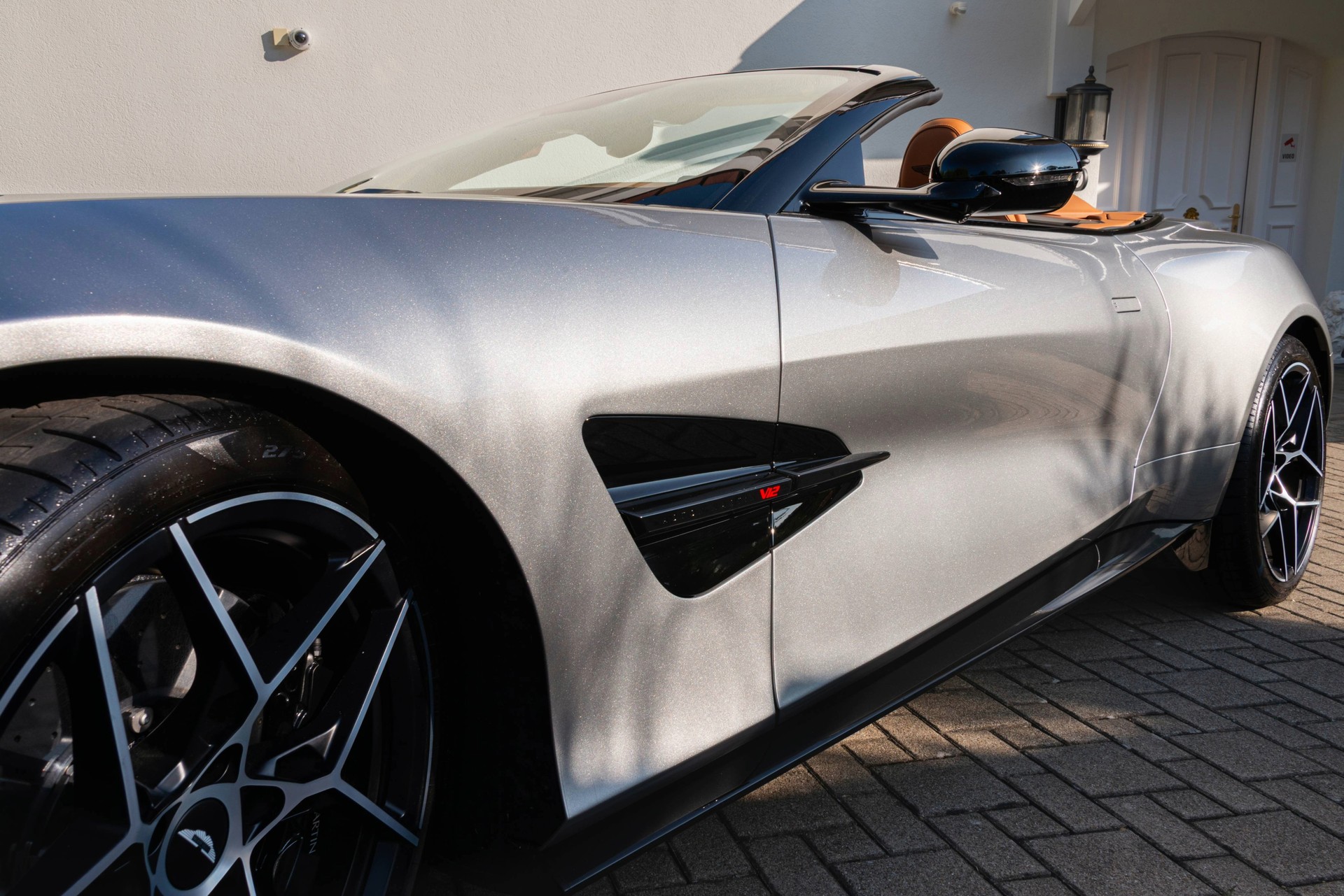 ASTON MARTIN 5.2 V12 Bi-Turbo-image-8