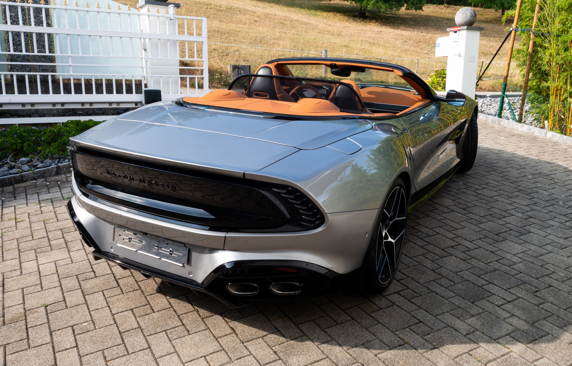 ASTON MARTIN 5.2 V12 Bi-Turbo-image-9