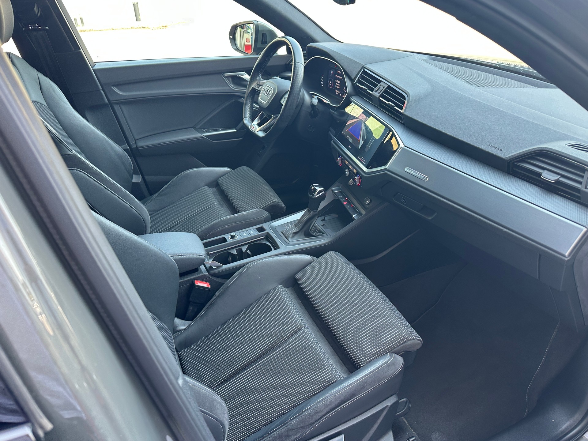AUDI Q3 35 TDI S line quattro S-tronic-image-11