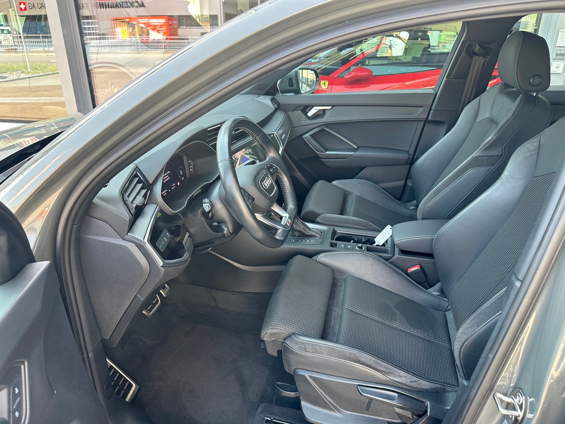 AUDI Q3 35 TDI S line quattro S-tronic-image-17