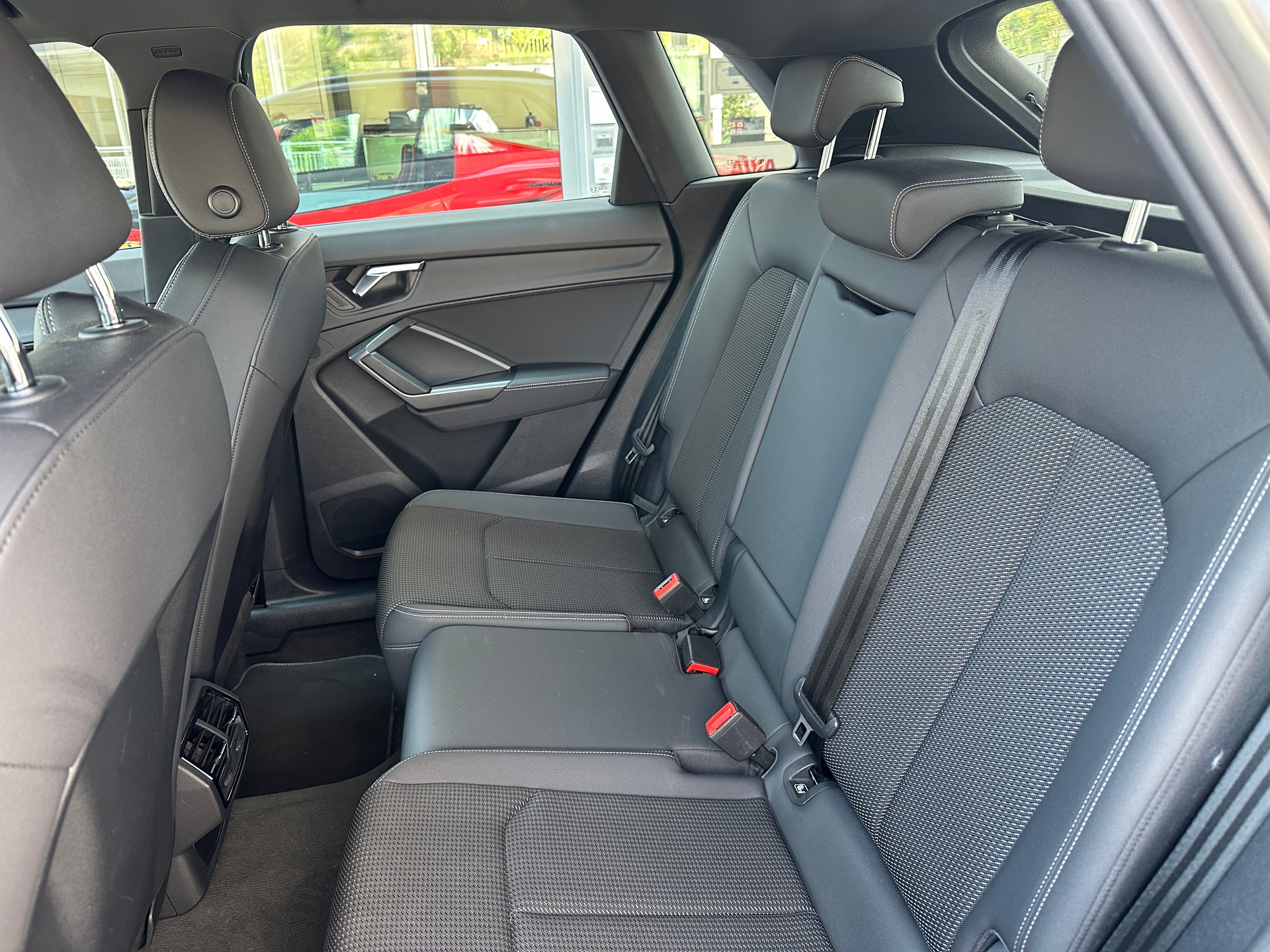AUDI Q3 35 TDI S line quattro S-tronic-image-13