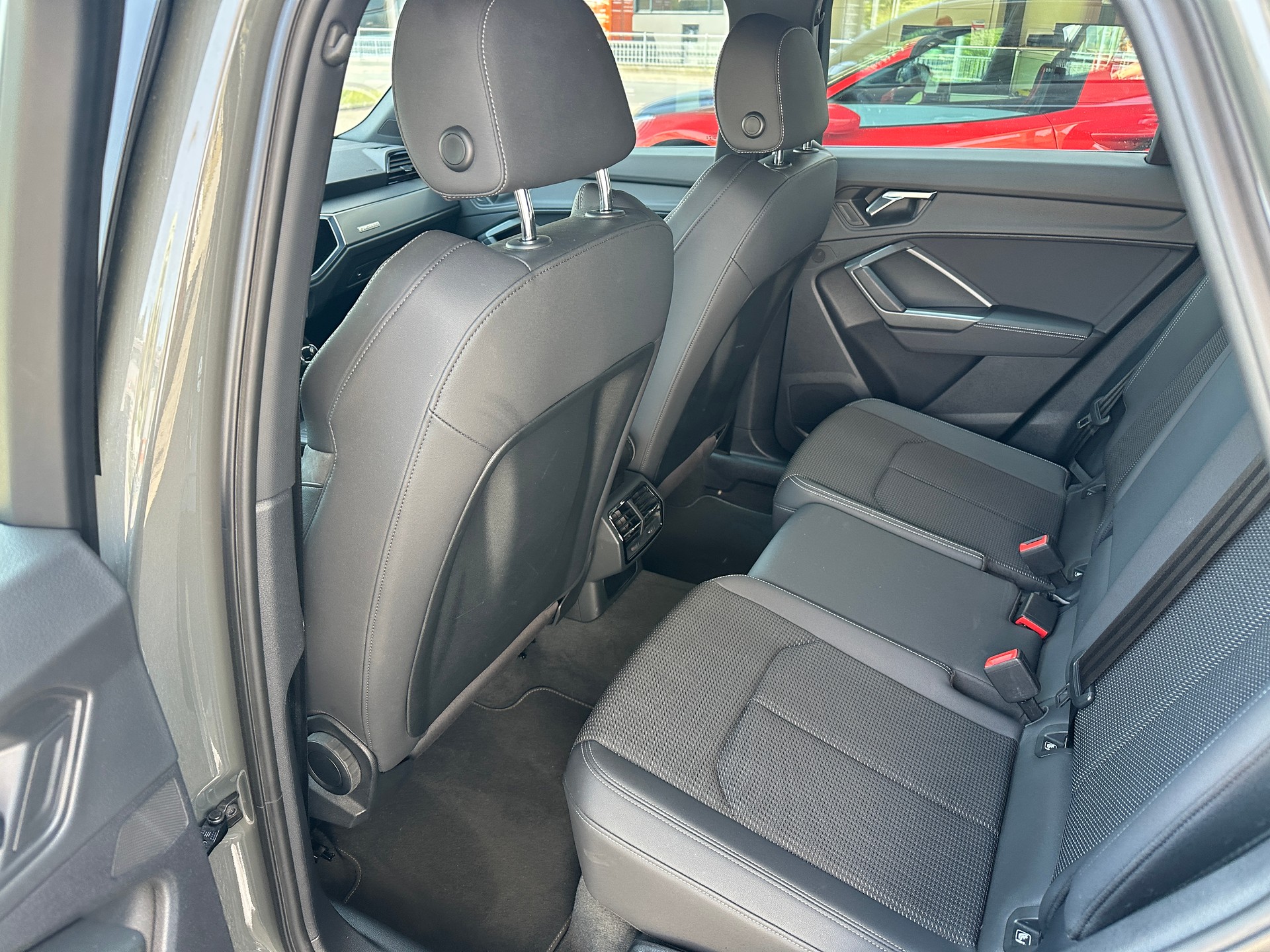 AUDI Q3 35 TDI S line quattro S-tronic-image-14