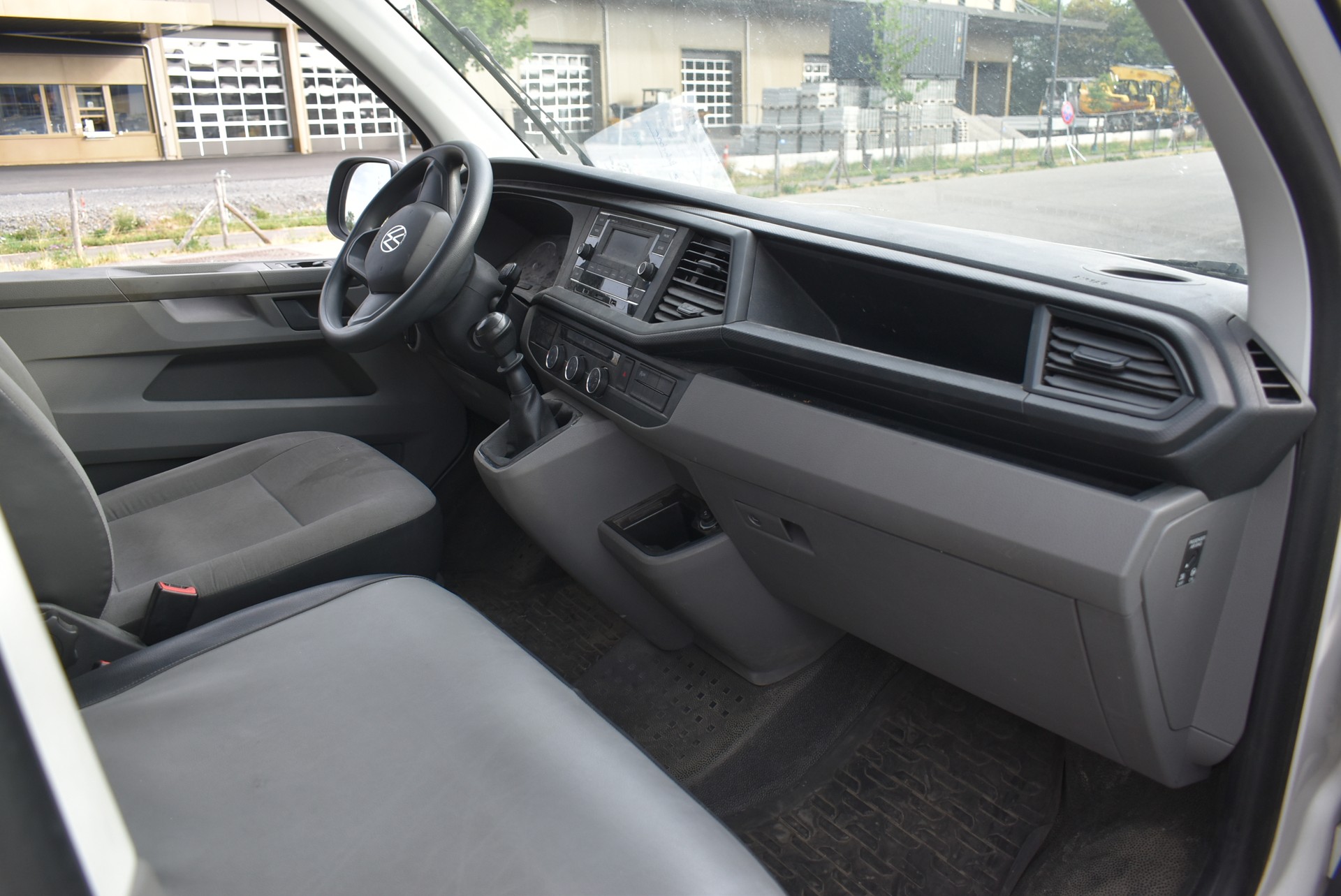 VW T6.1 2.0 TDI Entry-image-7