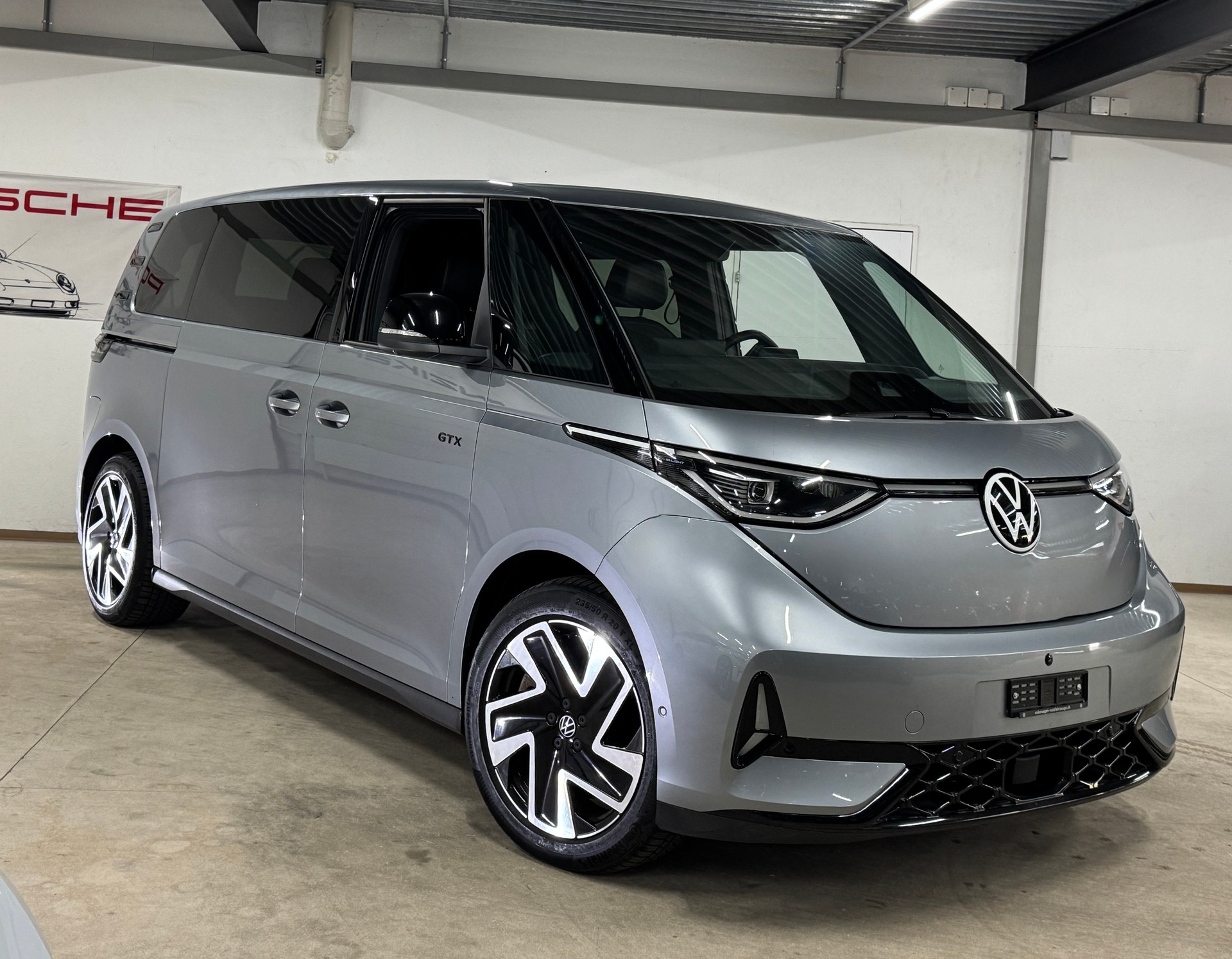 VW ID.Buzz LWB GTX 4 Motion Allrad / 340PS / AHK-image-2