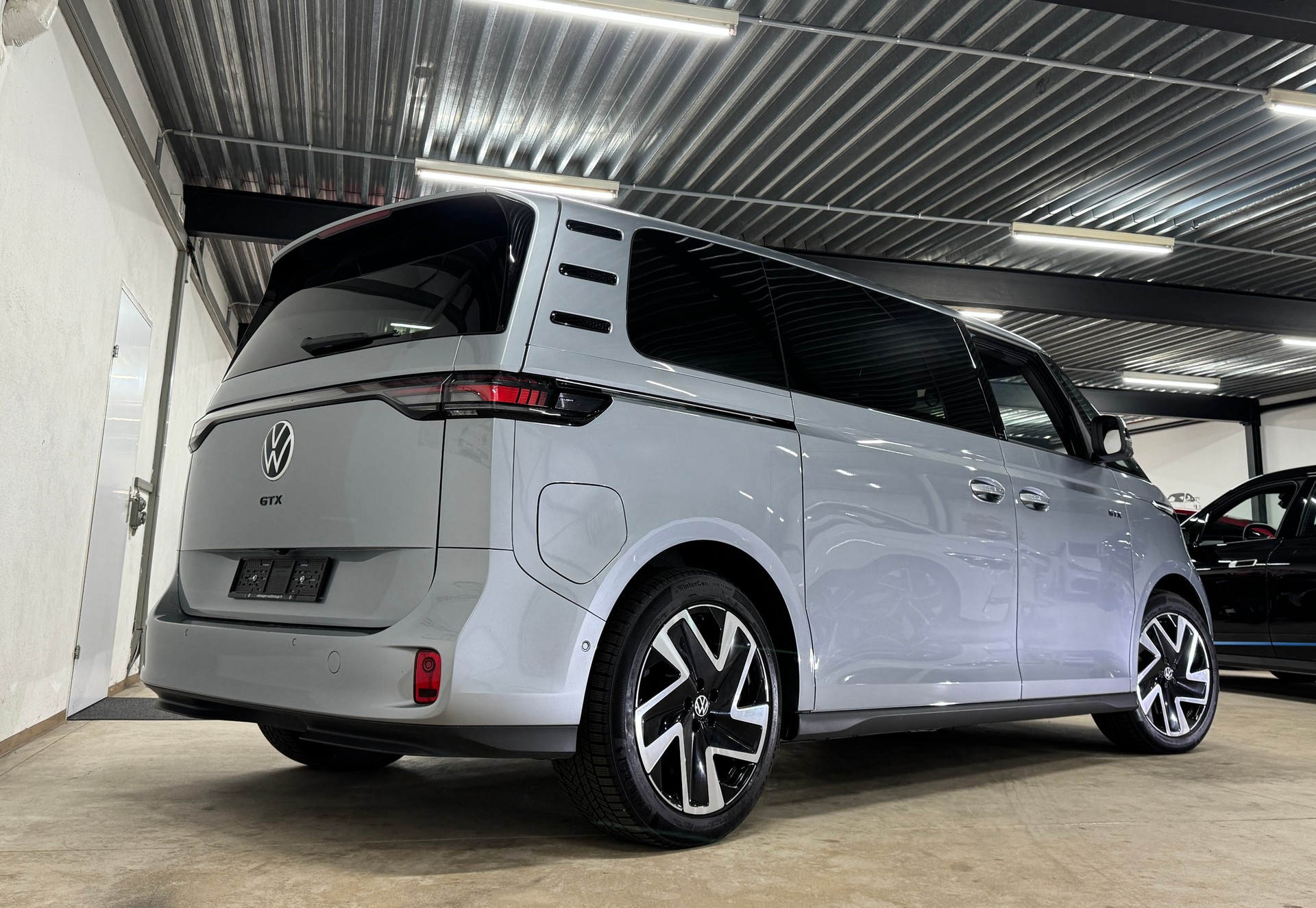 VW ID.Buzz LWB GTX 4 Motion Allrad / 340PS / AHK-image-4