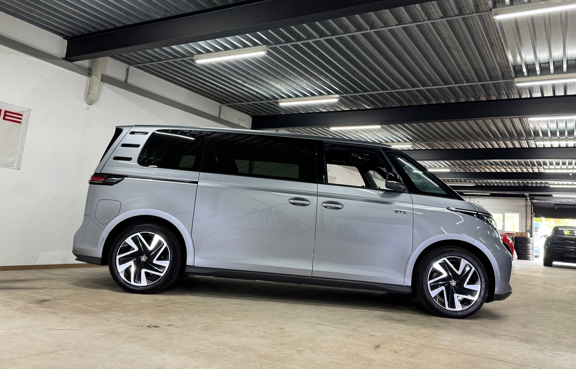 VW ID.Buzz LWB GTX 4 Motion Allrad / 340PS / AHK-image-3