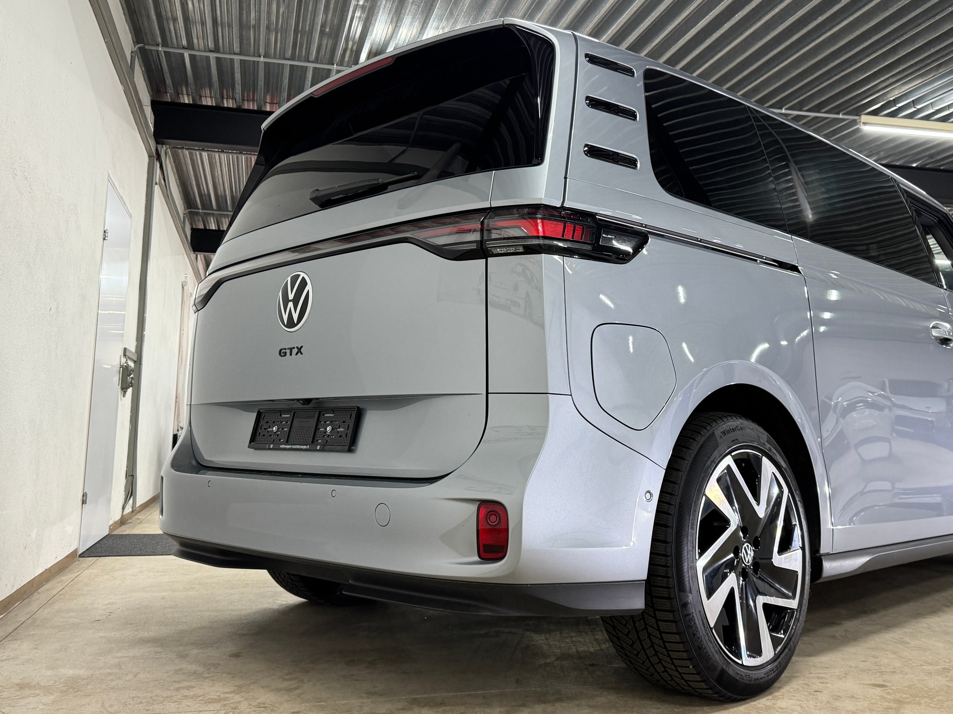 VW ID.Buzz LWB GTX 4 Motion Allrad / 340PS / AHK-image-5