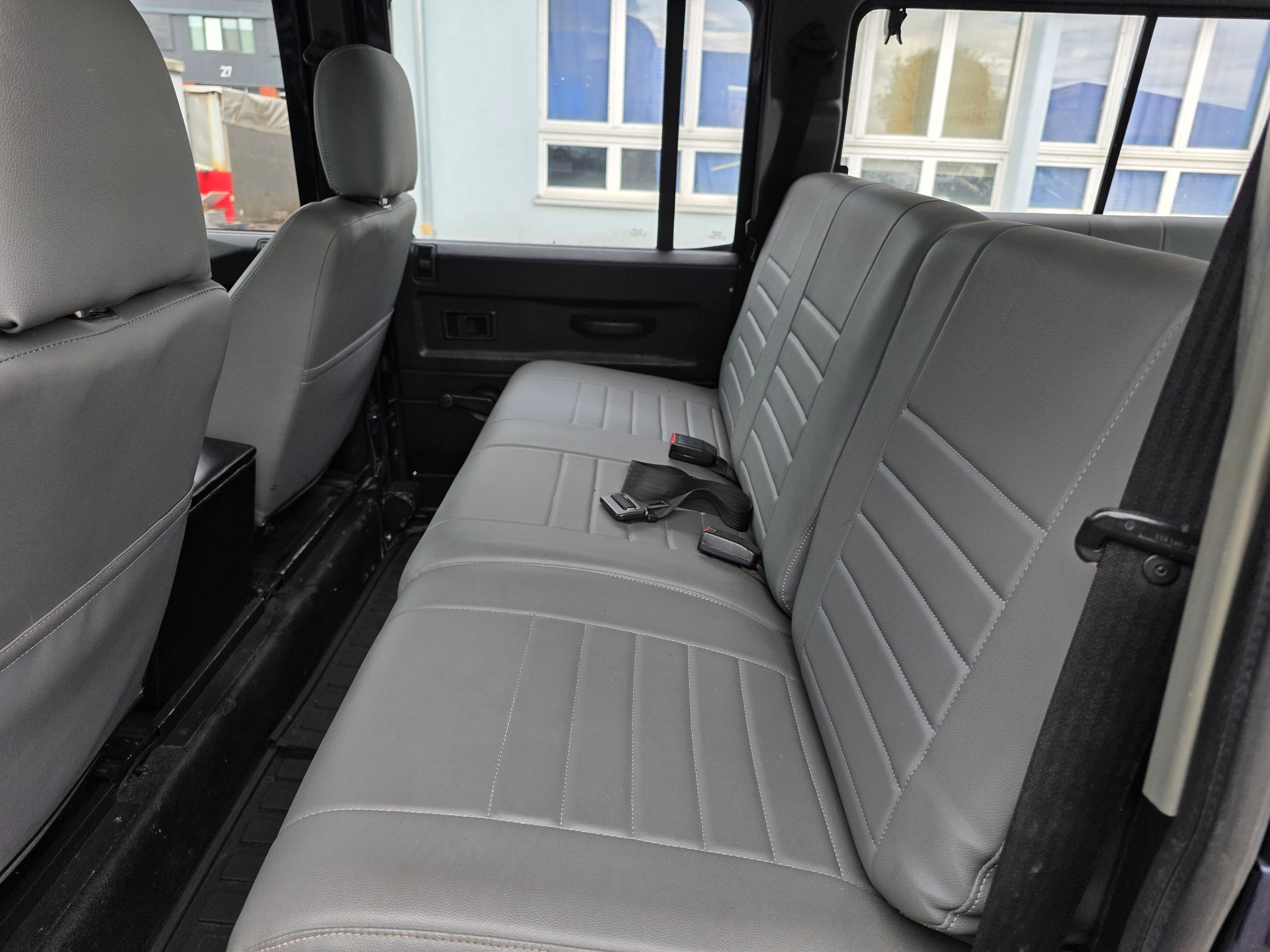 LAND ROVER Defender 110 SW 2.5 Td5-image-10