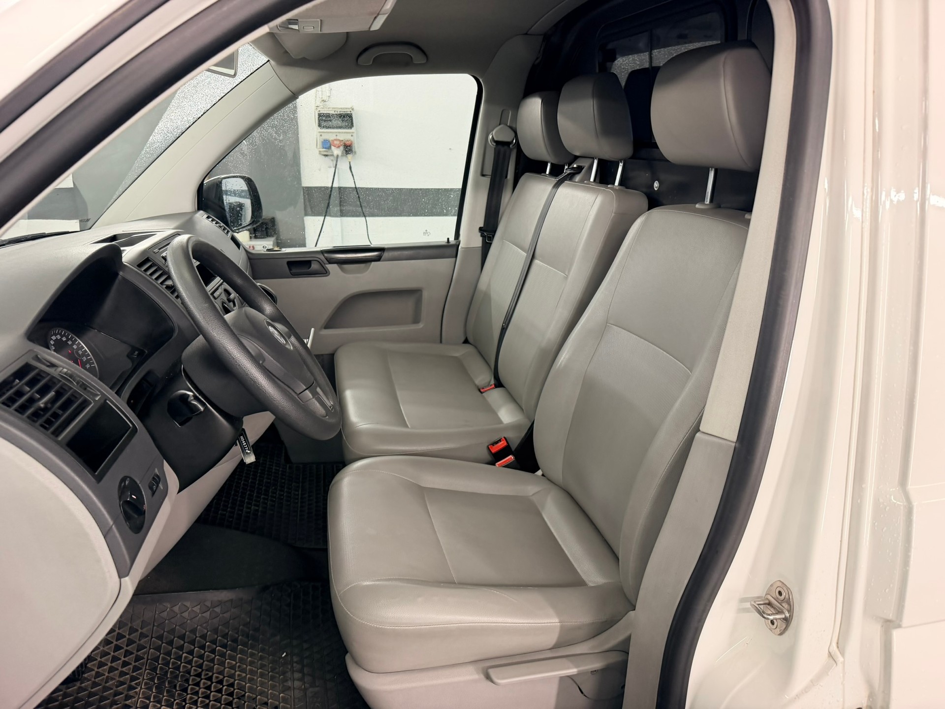 VW T5 2.0 TDI DSG-image-8