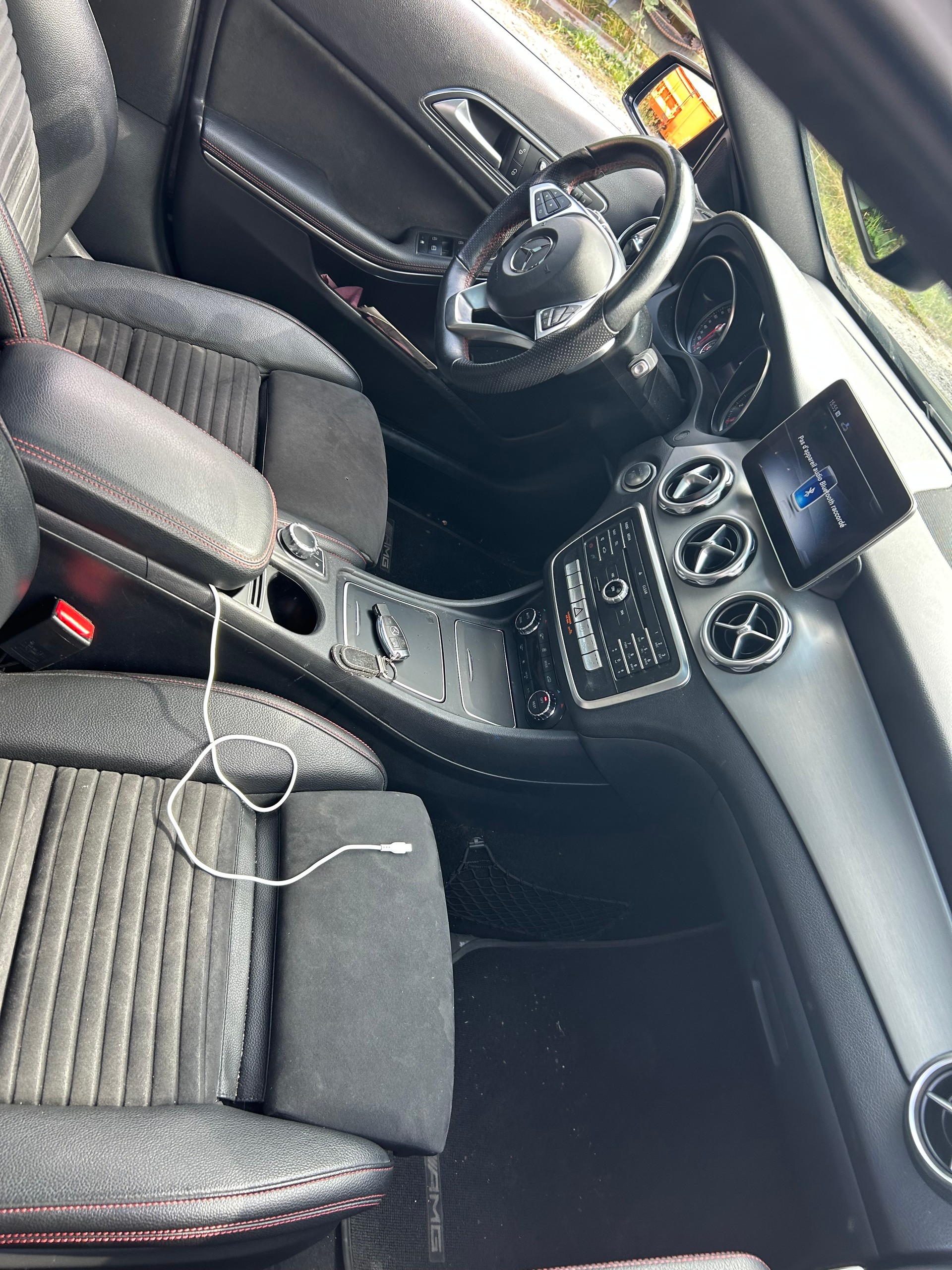 MERCEDES-BENZ GLA 200 Style 7G-DCT-image-2