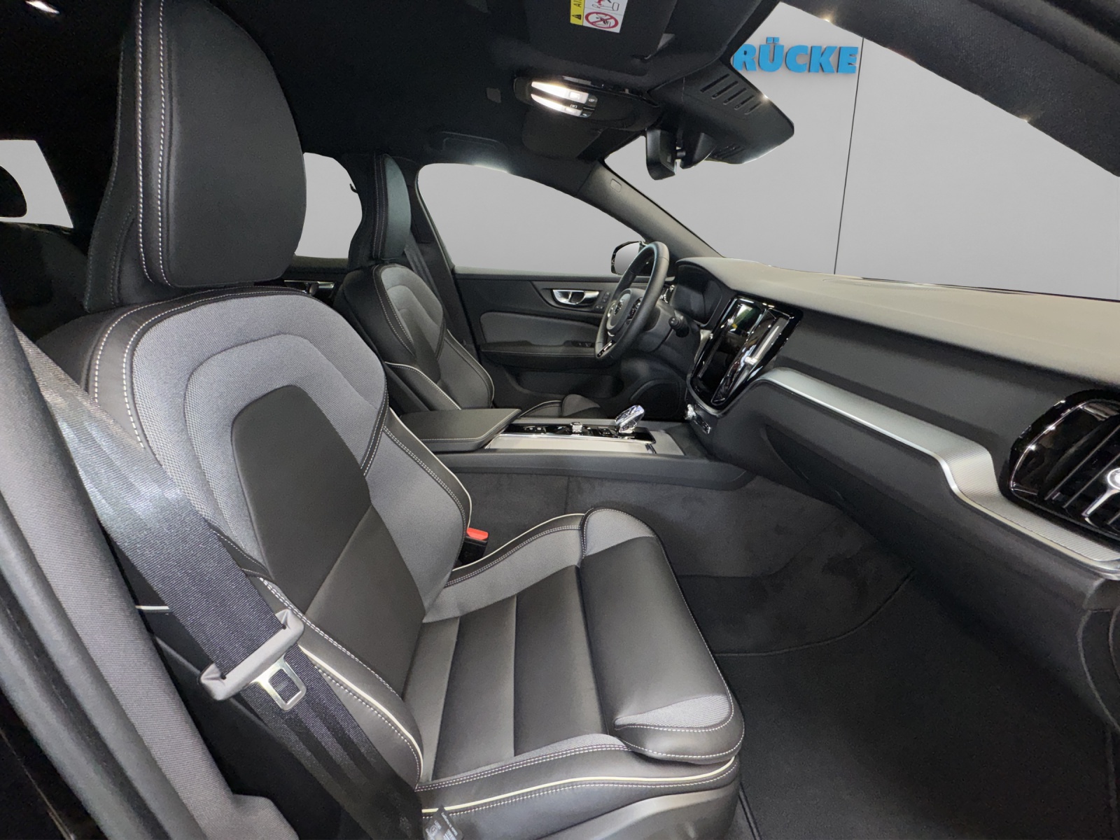 VOLVO V60 2.0 B4 Plus Dark-image-10