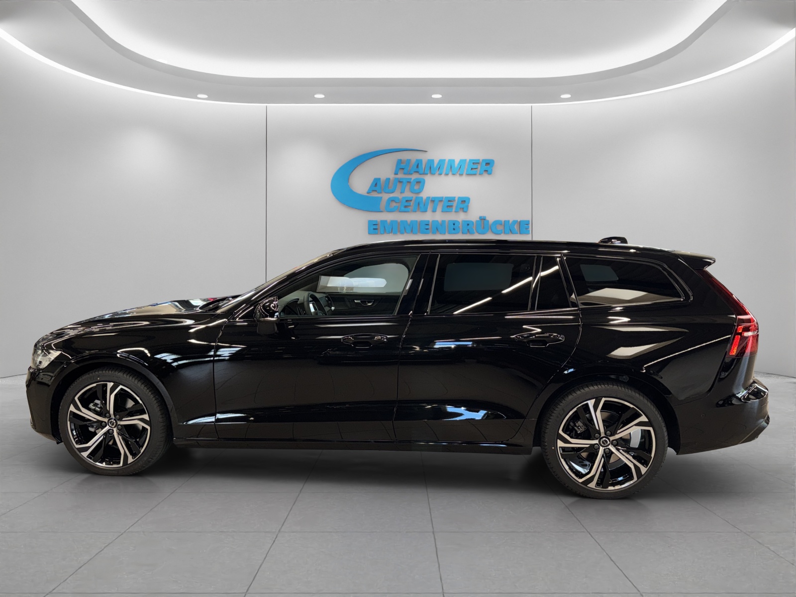 VOLVO V60 2.0 B4 Plus Dark-image-1