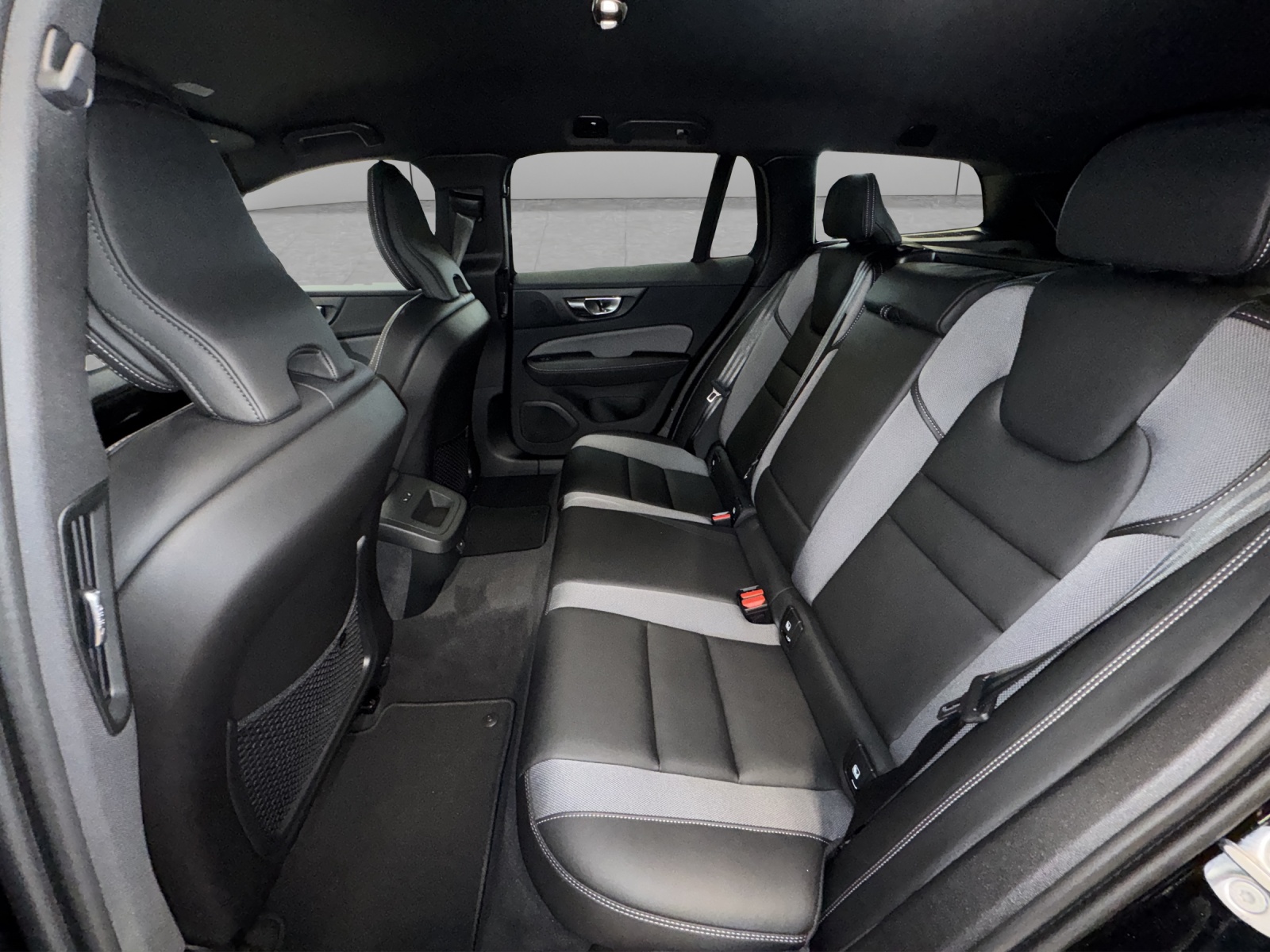 VOLVO V60 2.0 B4 Plus Dark-image-11