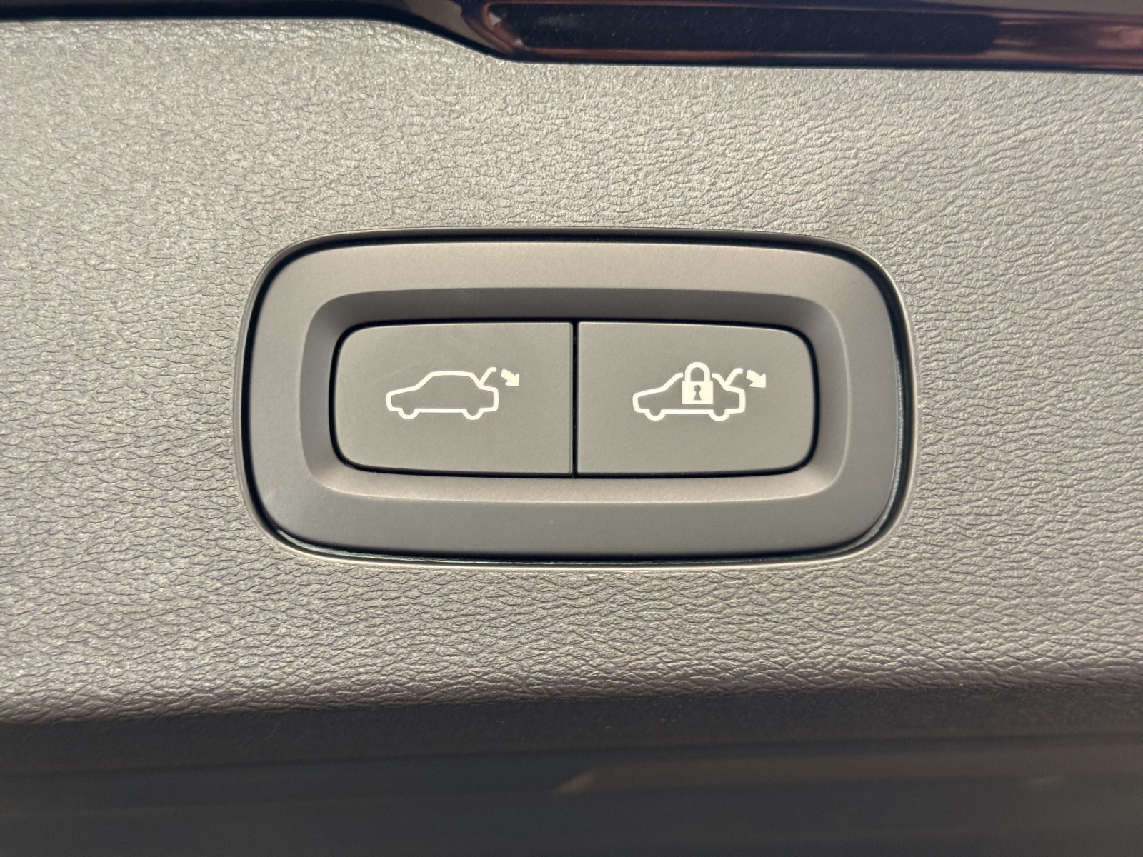 VOLVO V60 2.0 B4 Plus Dark-image-12