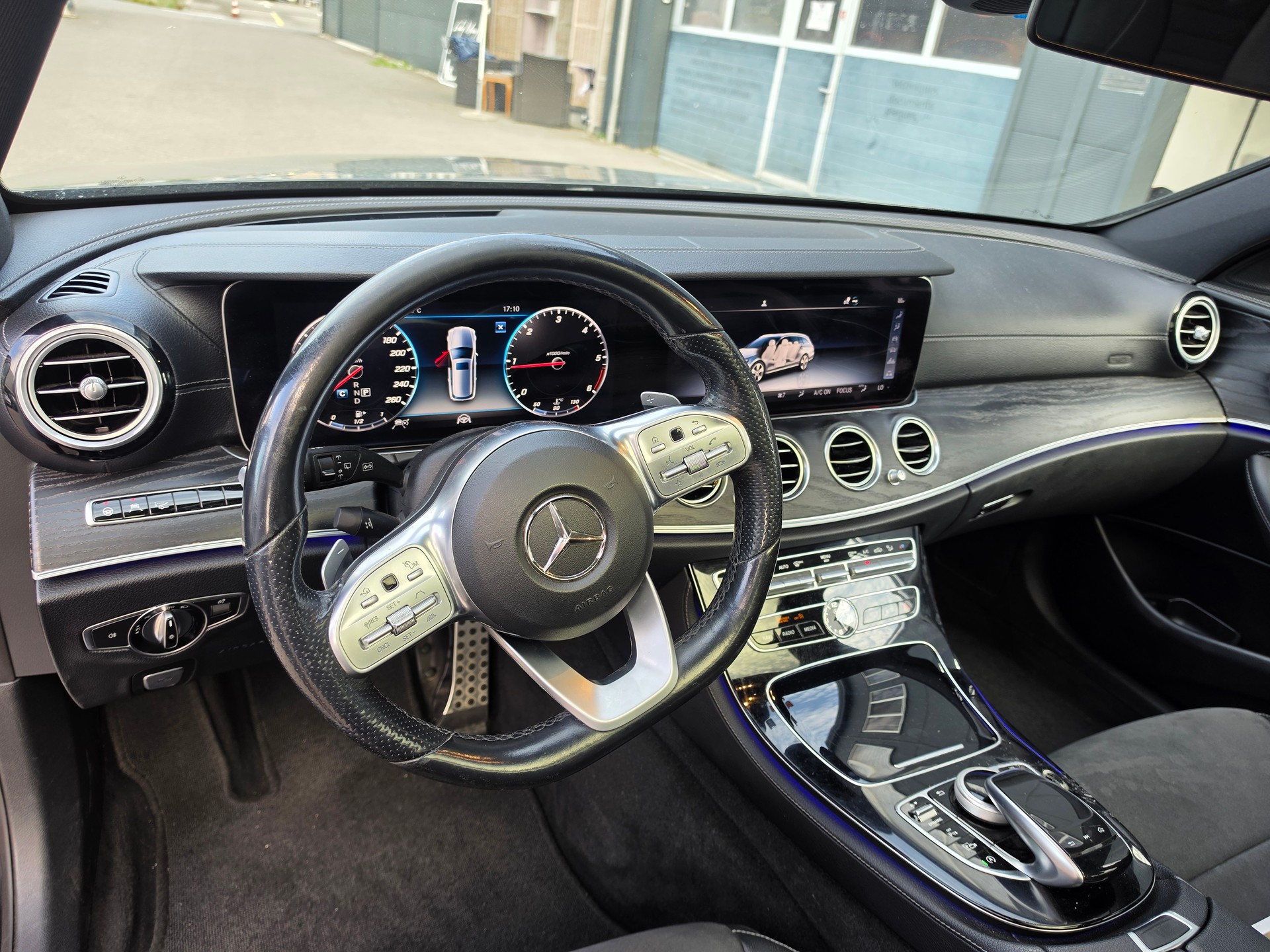 MERCEDES-BENZ E 220 d Swiss Star AMG Line 4Matic 9G-Tronic-image-9