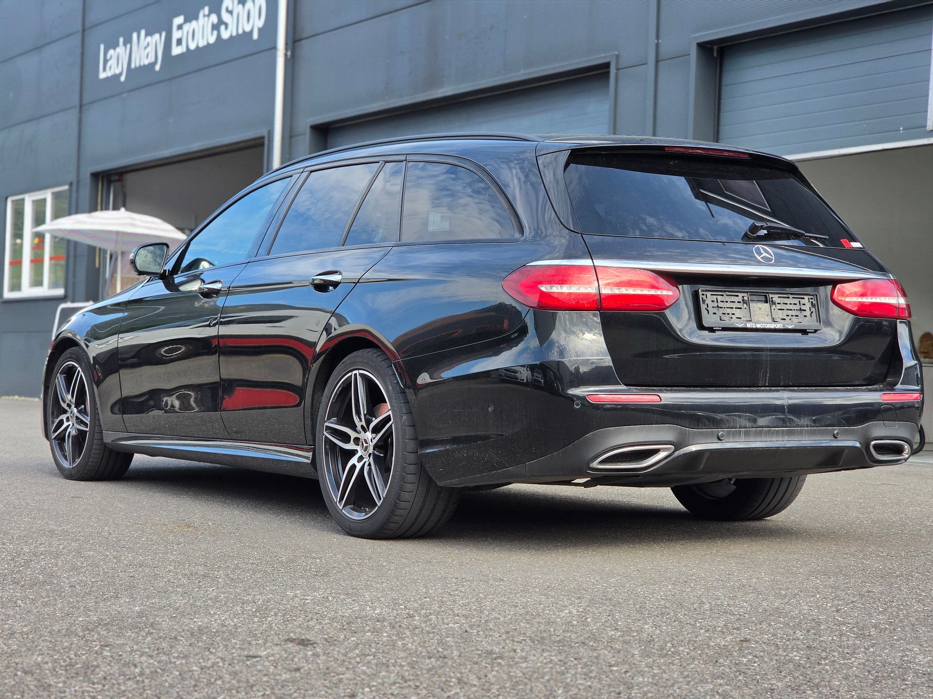MERCEDES-BENZ E 220 d Swiss Star AMG Line 4Matic 9G-Tronic-image-5