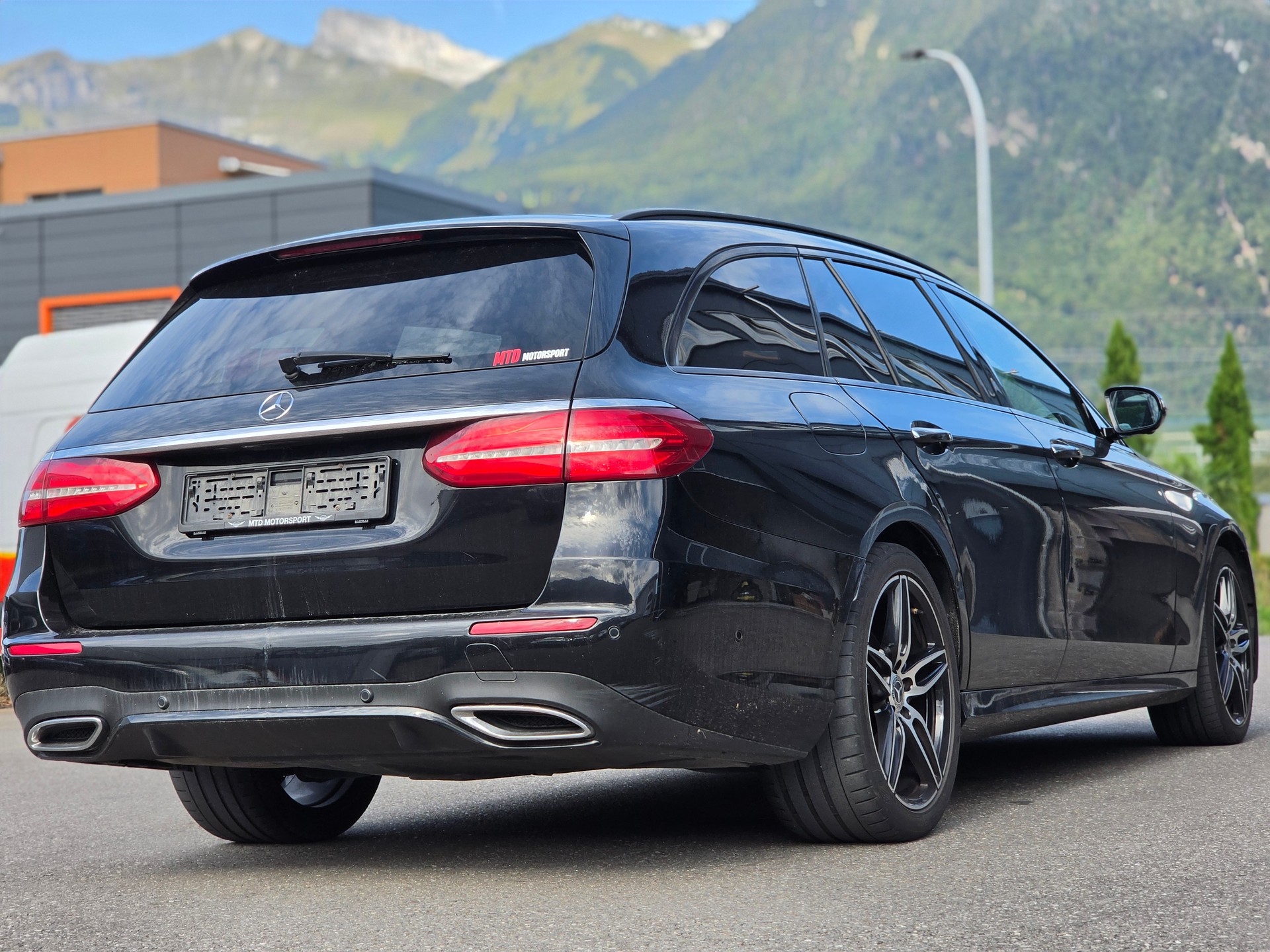 MERCEDES-BENZ E 220 d Swiss Star AMG Line 4Matic 9G-Tronic-image-4