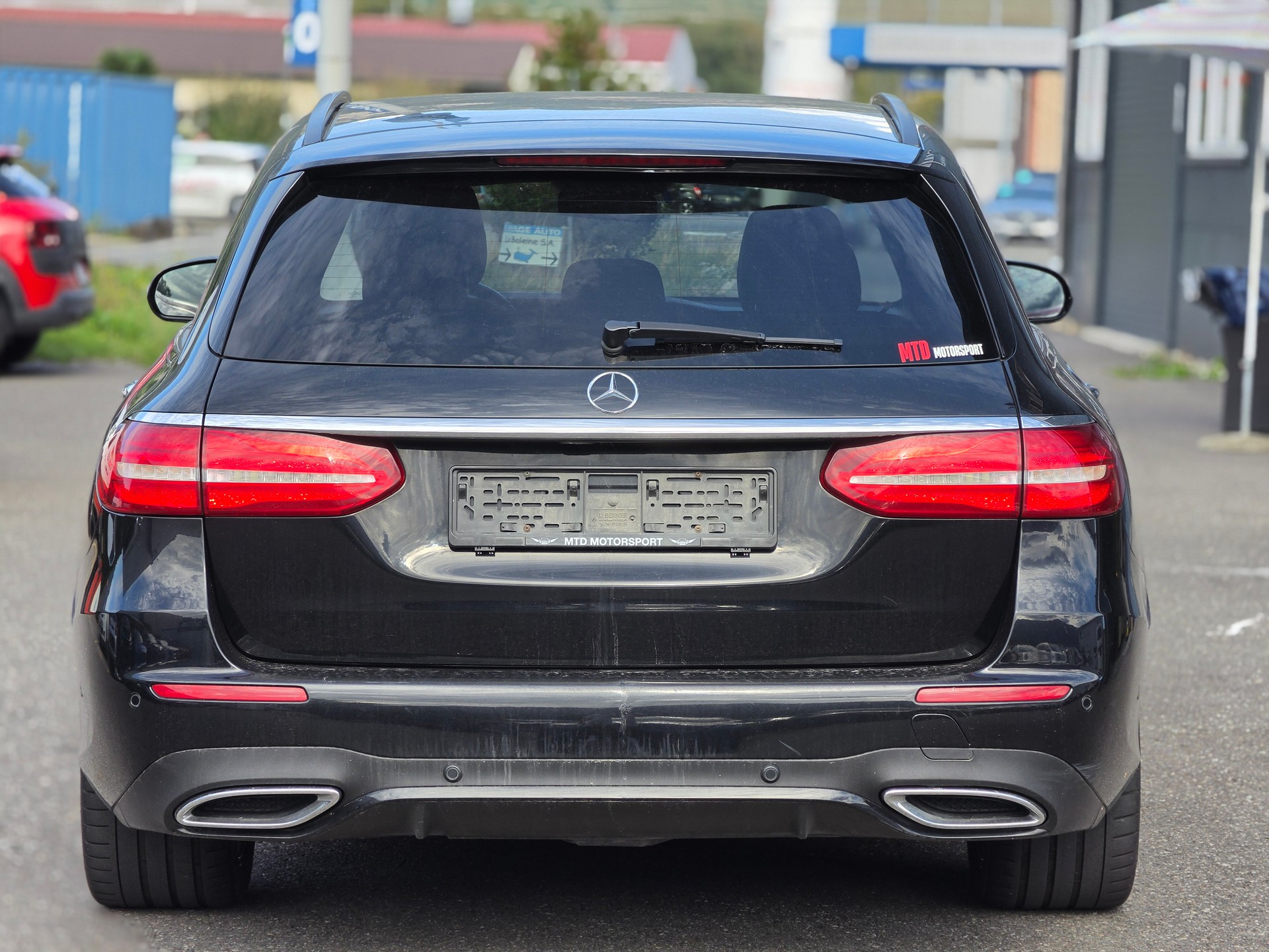 MERCEDES-BENZ E 220 d Swiss Star AMG Line 4Matic 9G-Tronic-showroom-element-3