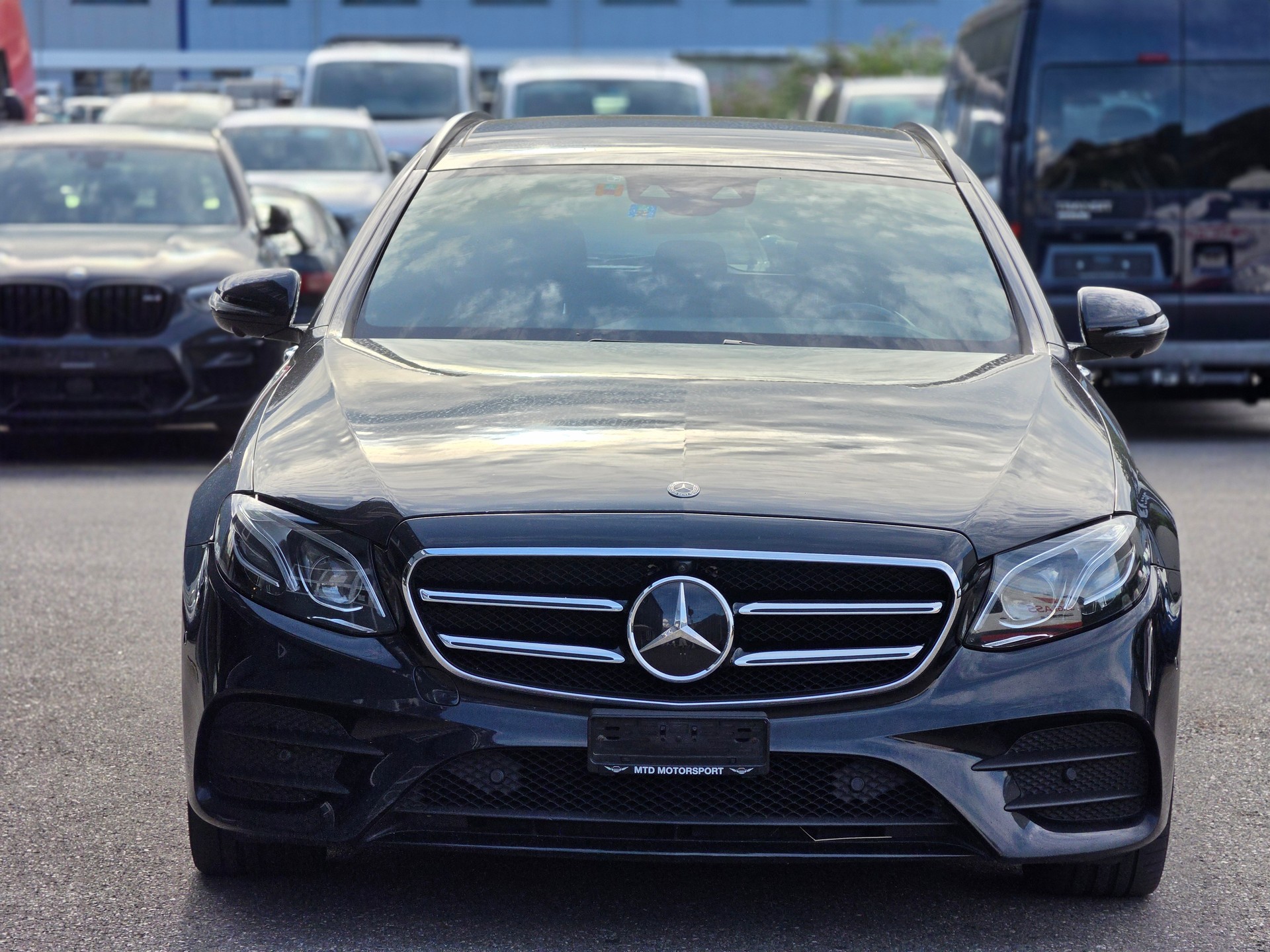 MERCEDES-BENZ E 220 d Swiss Star AMG Line 4Matic 9G-Tronic-showroom-element-1