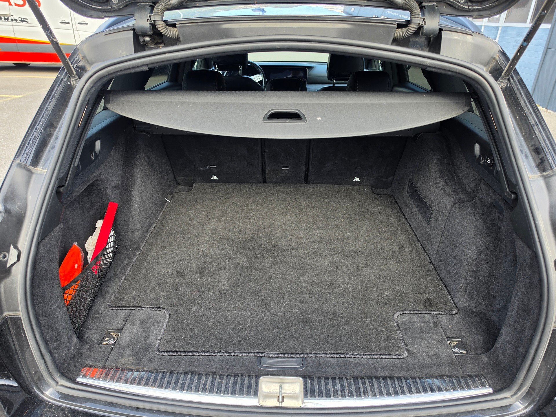 MERCEDES-BENZ E 220 d Swiss Star AMG Line 4Matic 9G-Tronic-image-6