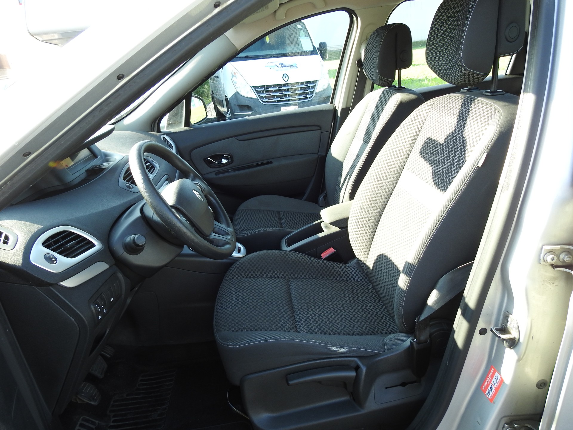RENAULT Grand Scénic 1.9 dCi Dynamique-image-12