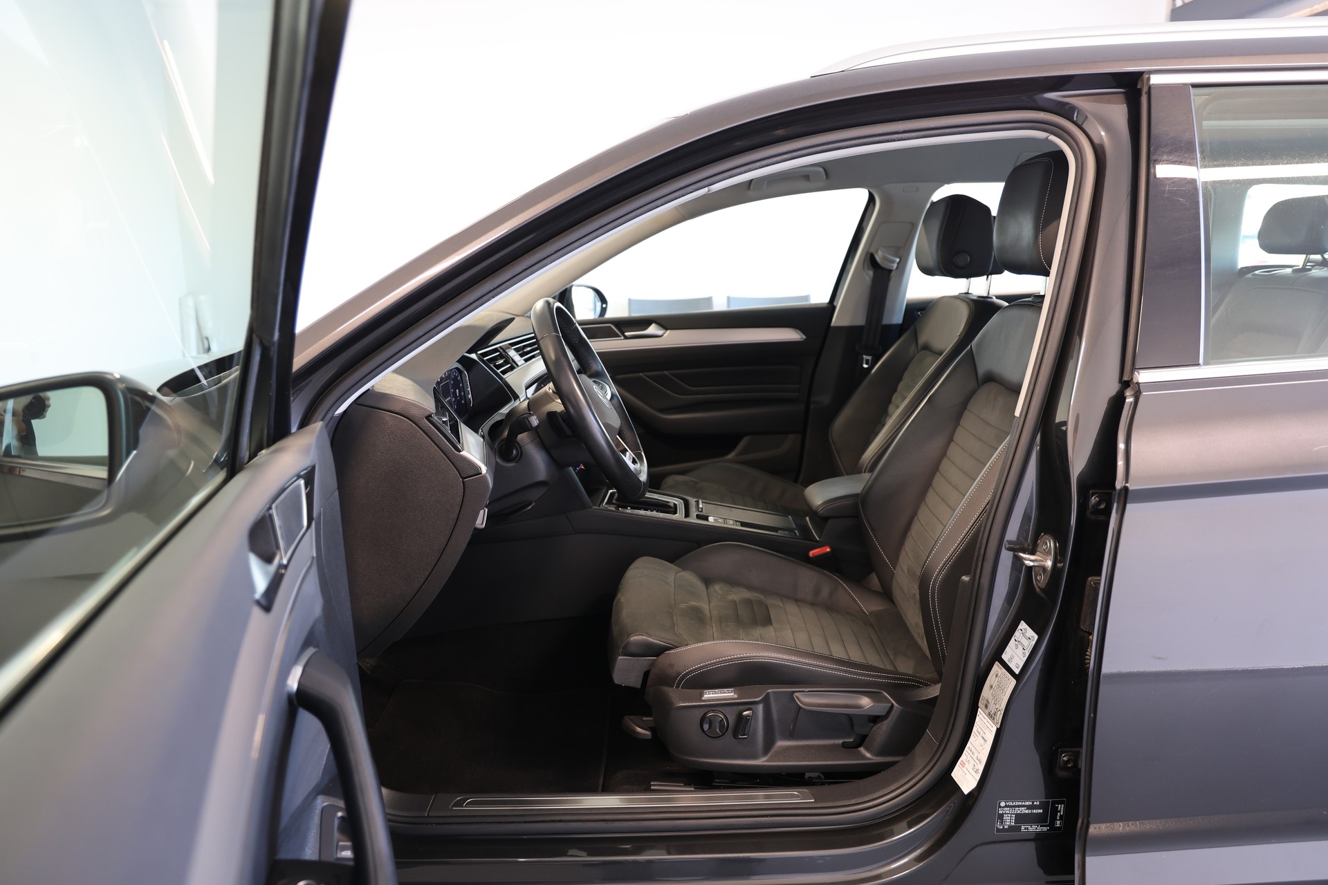 VW Passat Variant 2.0 TDI 200 Elegance DSG 4m-image-5