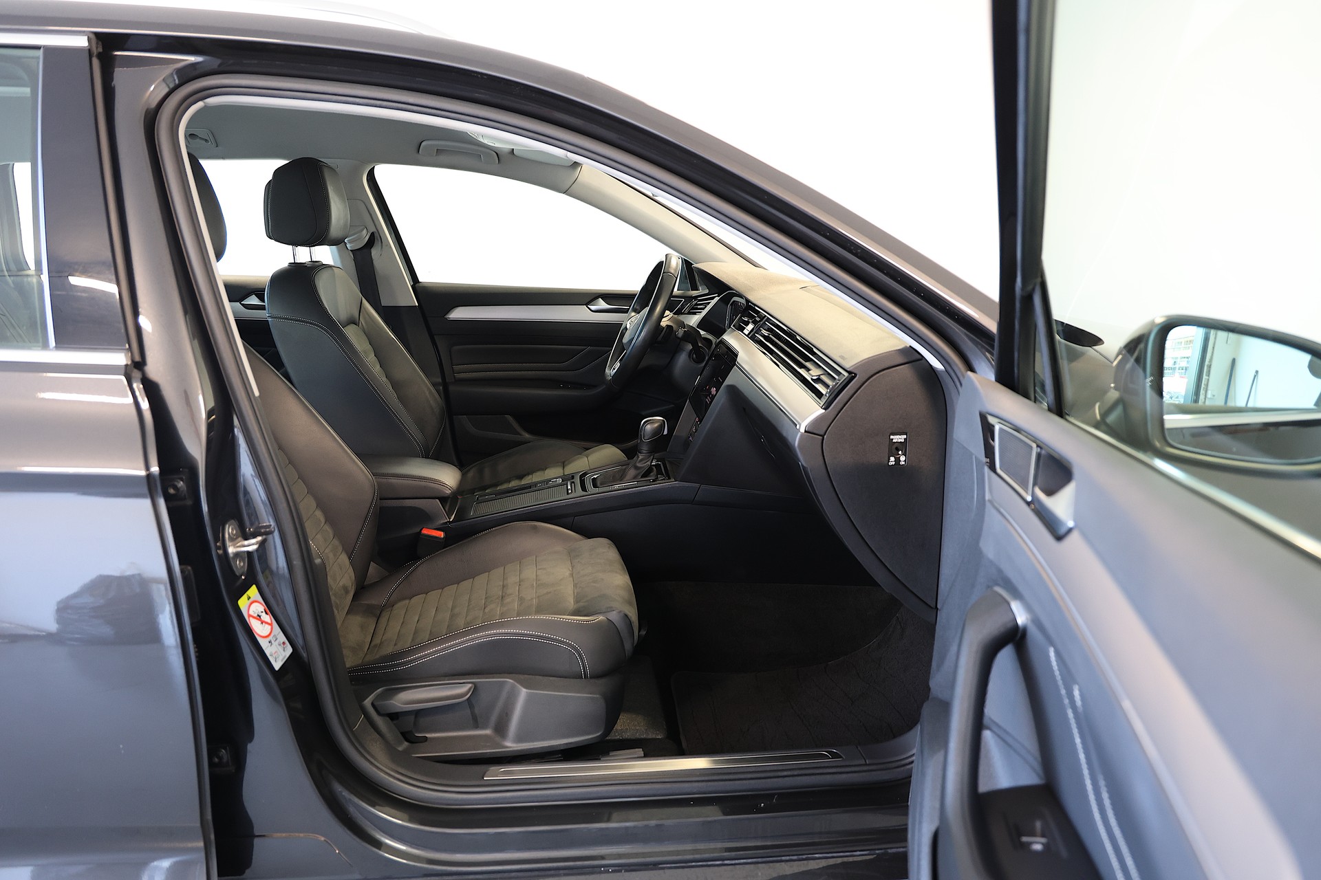 VW Passat Variant 2.0 TDI 200 Elegance DSG 4m-image-11