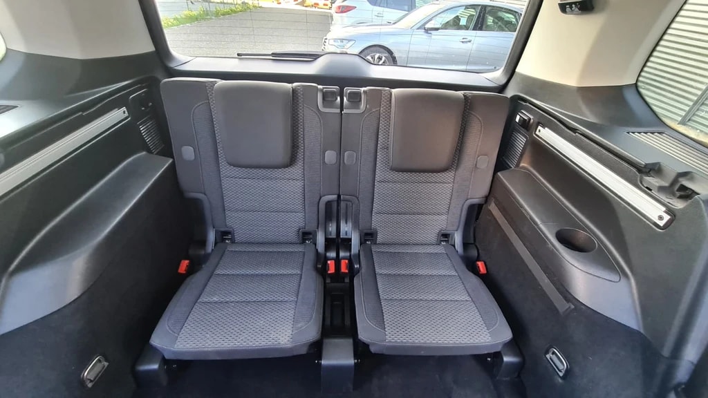 VW Touran 2.0 TDI BlueMotion Technology Comfortline DSG ** 7-Plätzer ** Gr-Navi ** RF-Kamera ** ACC ** Sitzheizung ** Ab MFK **-image-16