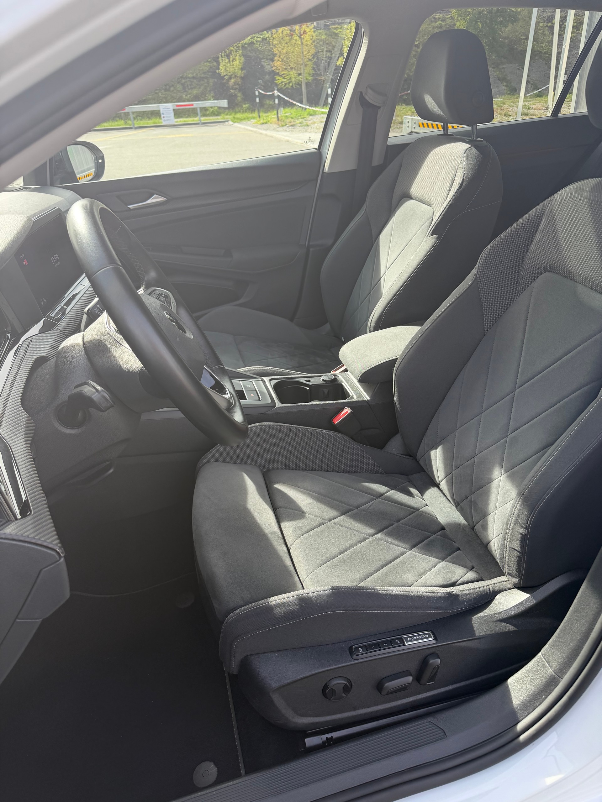 VW Golf 1.5 TSI Life * 130 PS * Frisch ab Service + MFK * Anhängerkupplung * Schiebedach * Standheizung-image-3