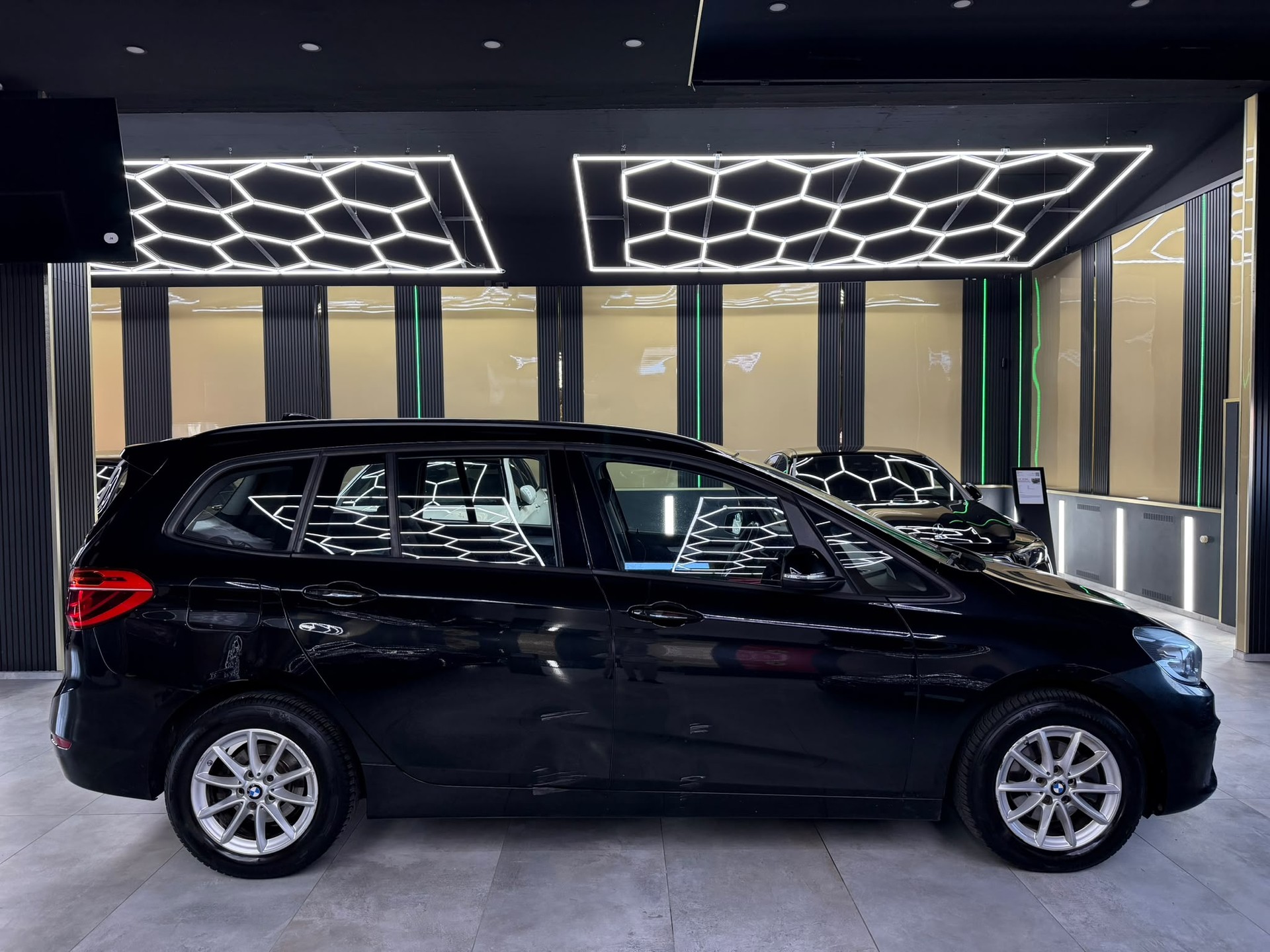 BMW 216d Gran Tourer Steptronic-image-3